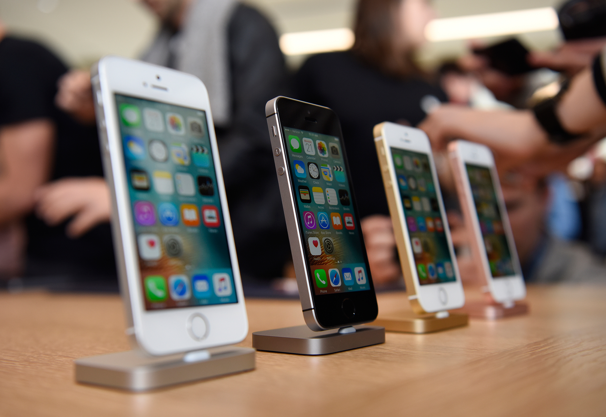 New Apple Inc. iPhone SE smartphones are displayed after an event in Cupertino, California, on March 21, 2016. Apple Inc. unveiled a new, smaller iPhone that will start at $399, seeking to jump-start sales of its flagship product by enticing more users t