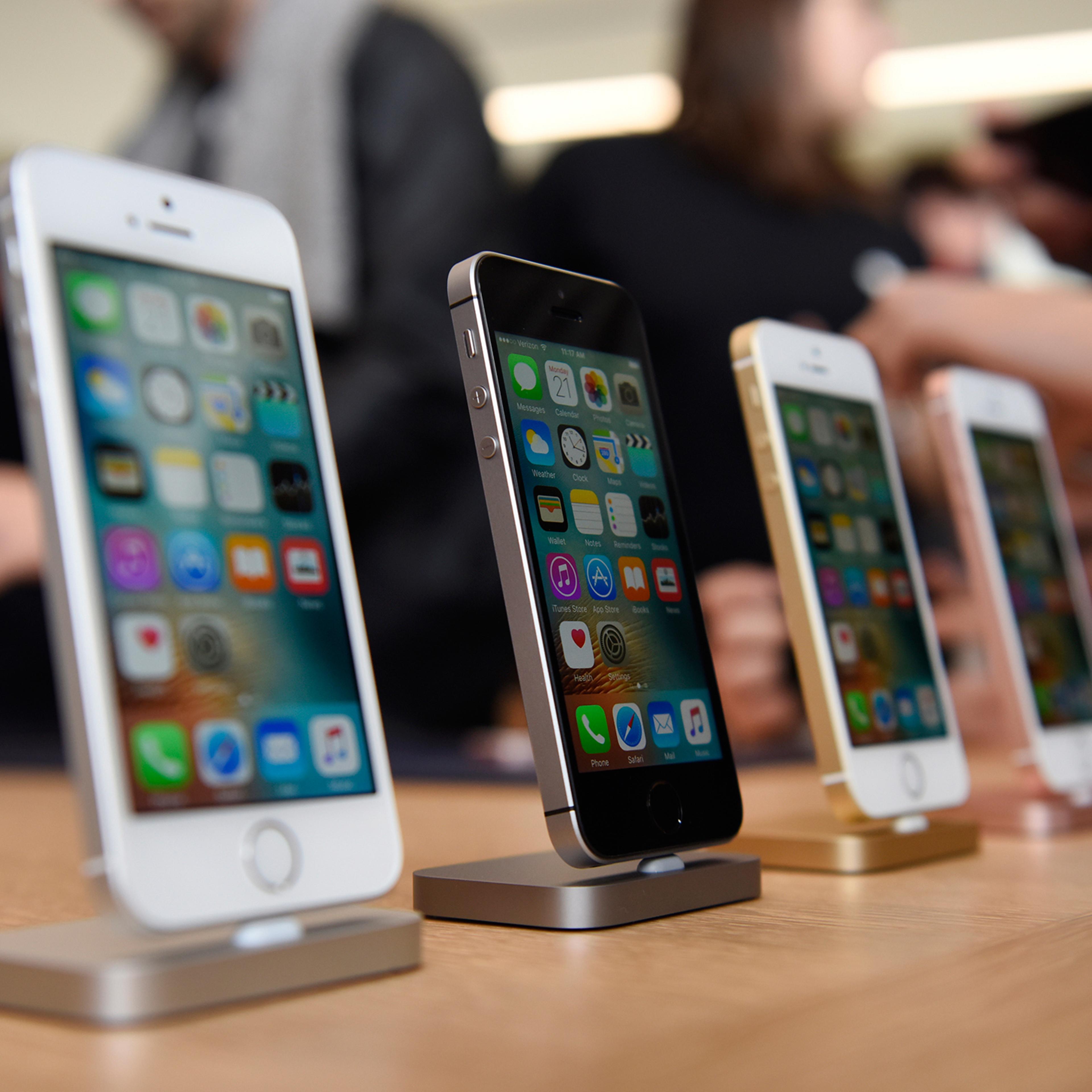 New Apple Inc. iPhone SE smartphones are displayed after an event in Cupertino, California, on March 21, 2016. Apple Inc. unveiled a new, smaller iPhone that will start at $399, seeking to jump-start sales of its flagship product by enticing more users t