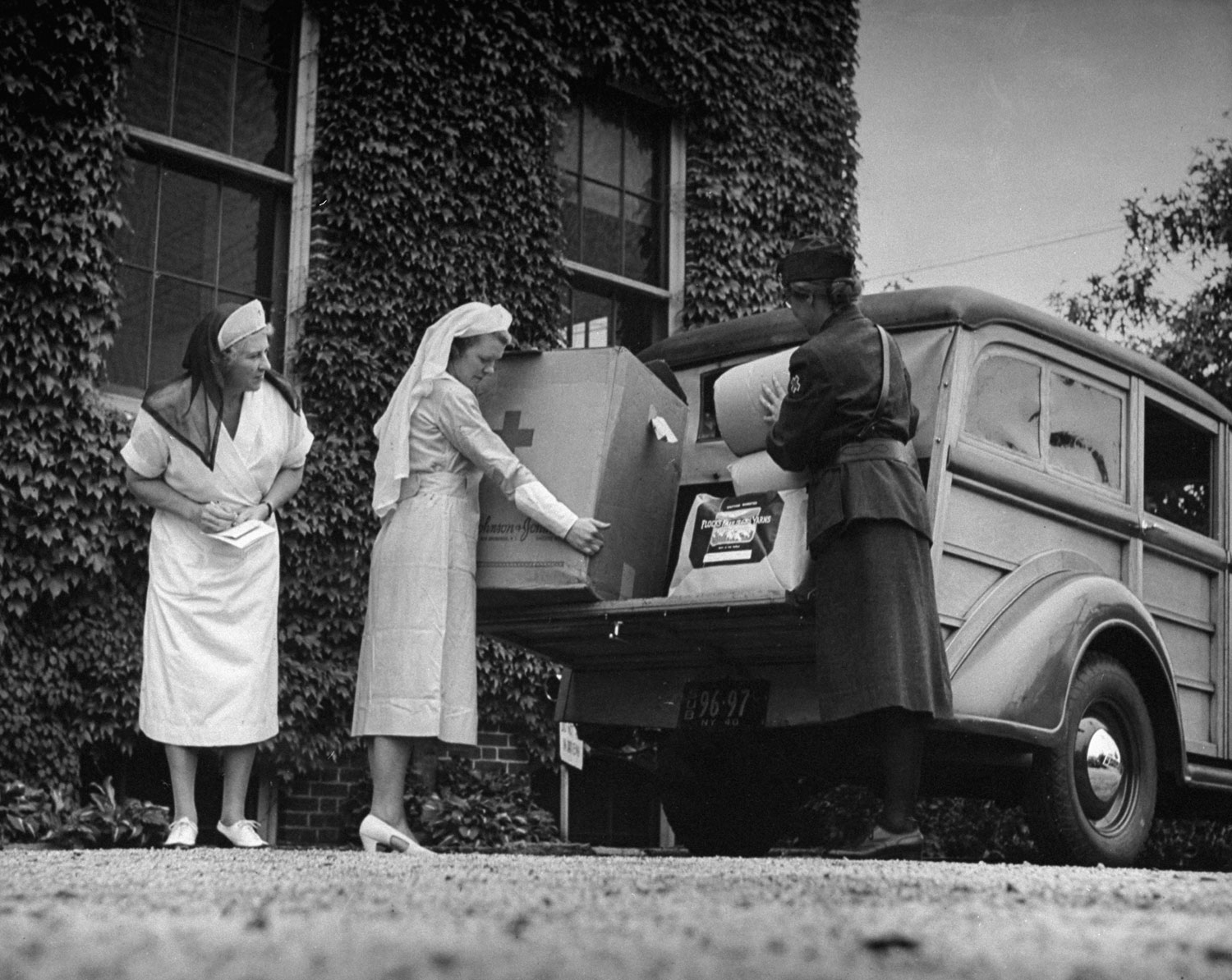 1940s red cross hi-res stock photography and images - 40s DEAD 
