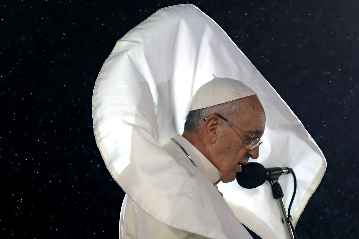 TOPSHOTS-BRAZIL-POPE-WYD-WELCOMING