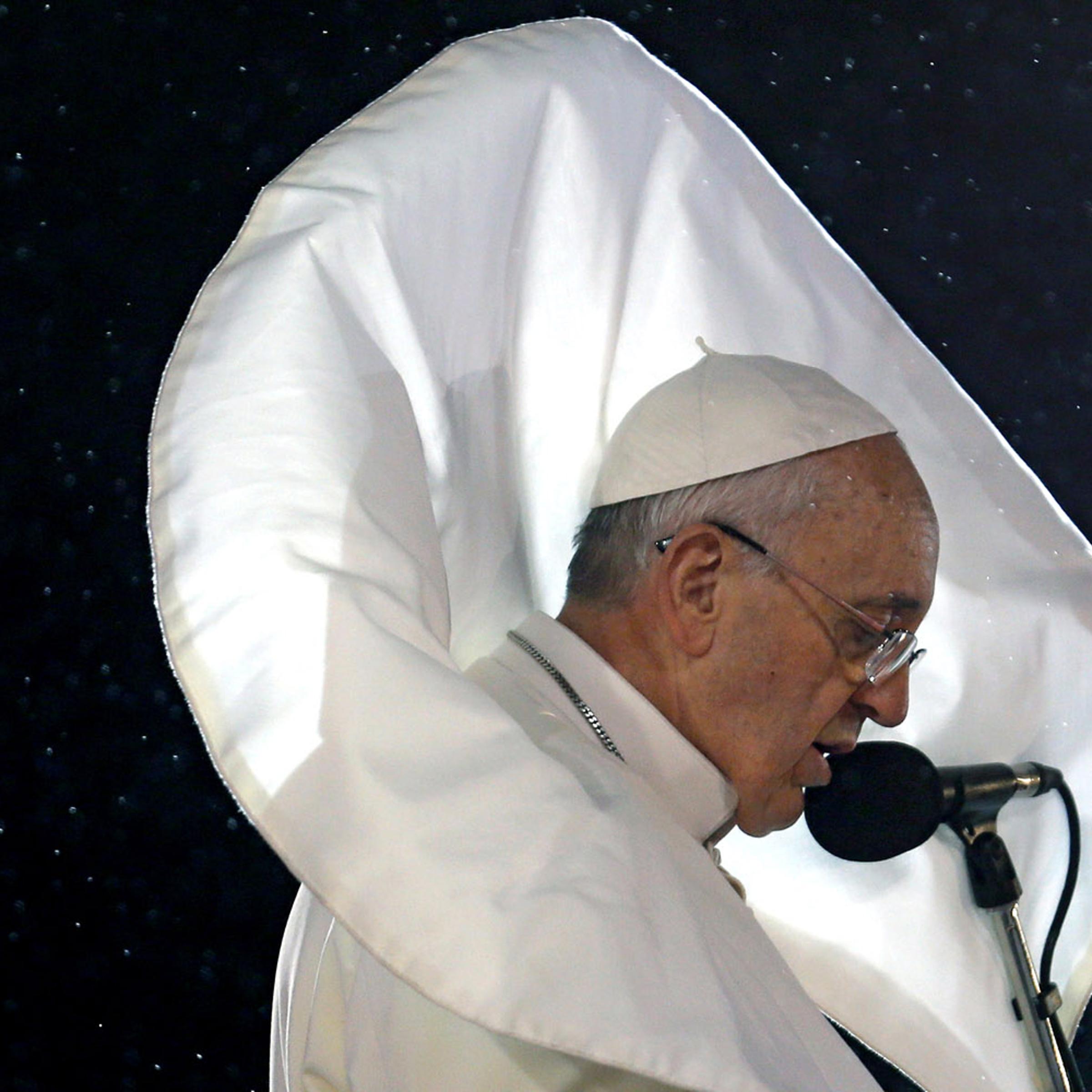 TOPSHOTS-BRAZIL-POPE-WYD-WELCOMING