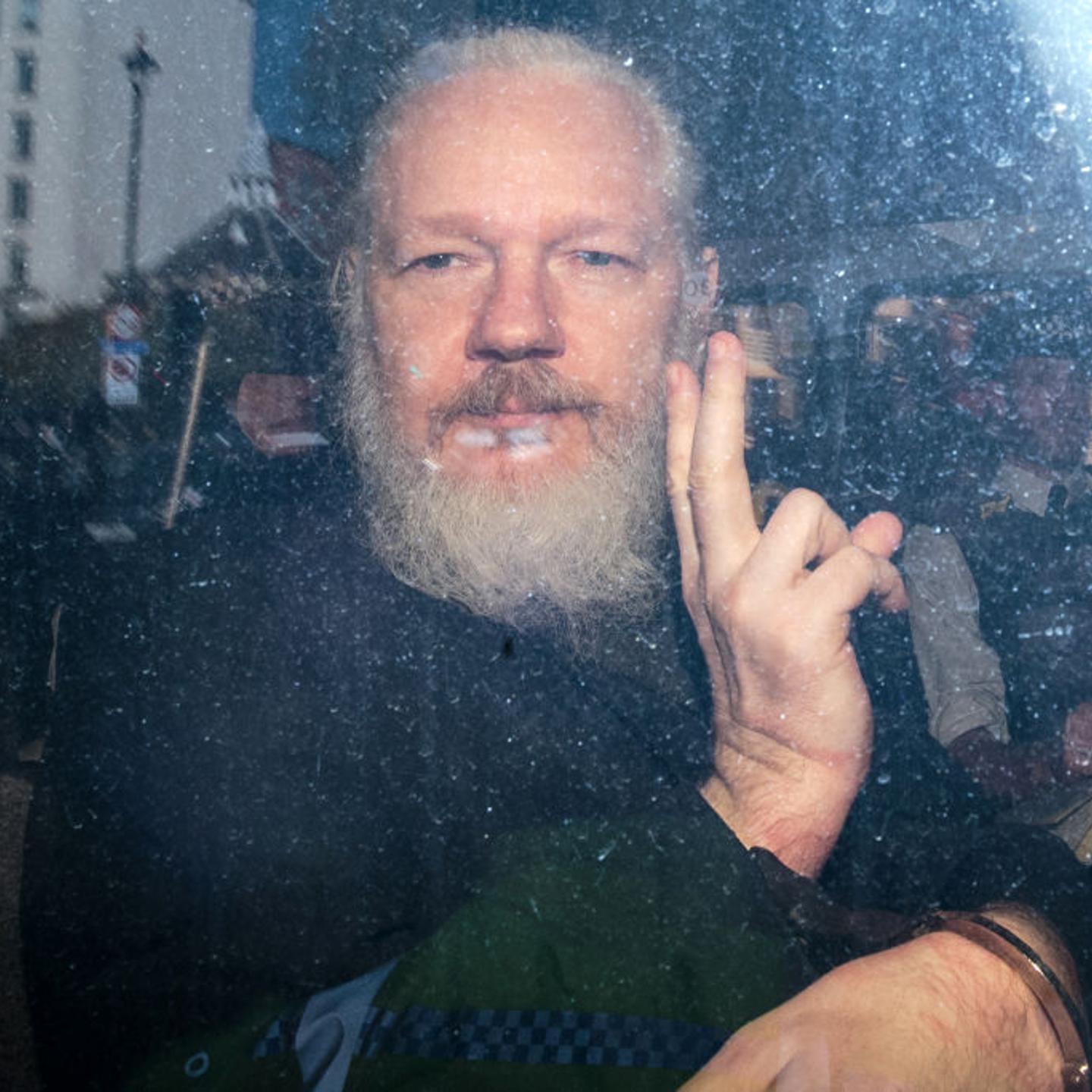 julian-assange-car