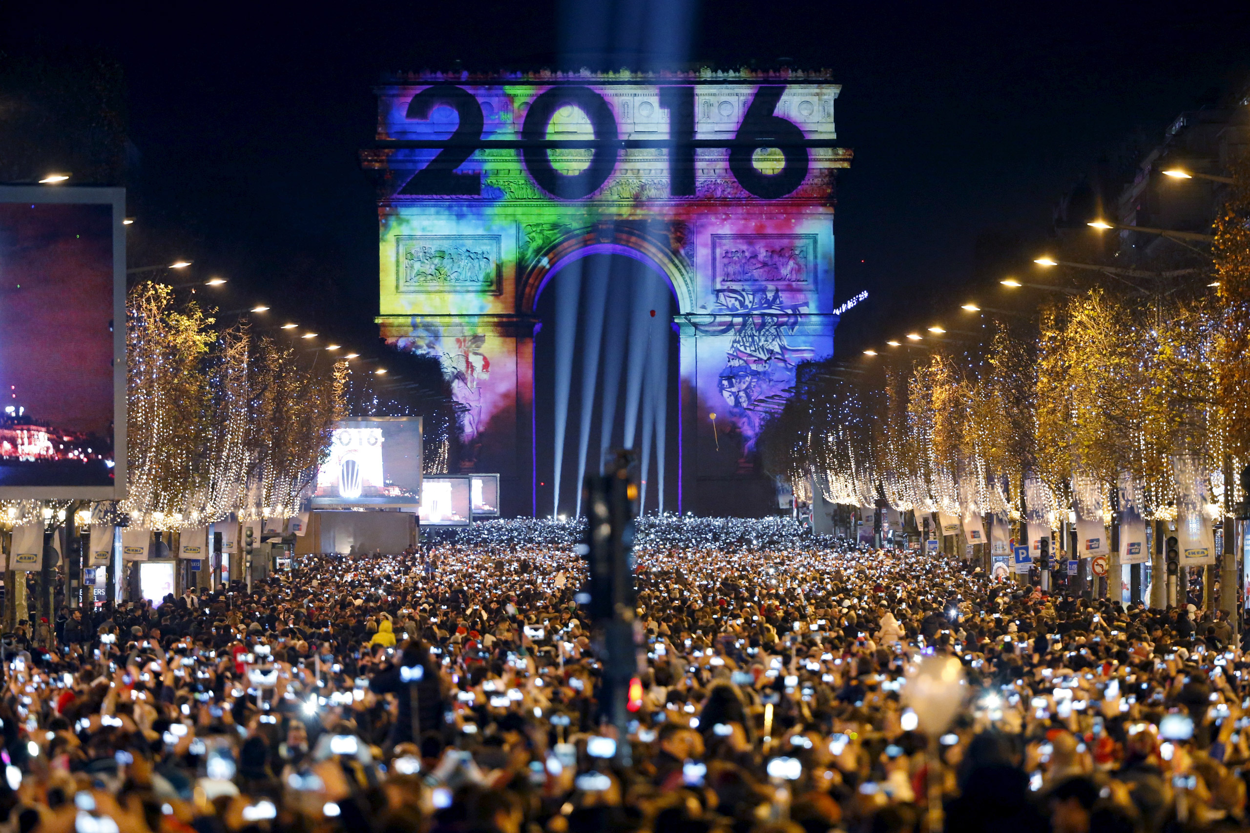 Revellers gather near the Arc de Triomphe on the Champs Elysees Avenue in Paris, France, during New Year celebrations, early January 1, 2016. REUTERS/Charles Platiau - RTX20ODM