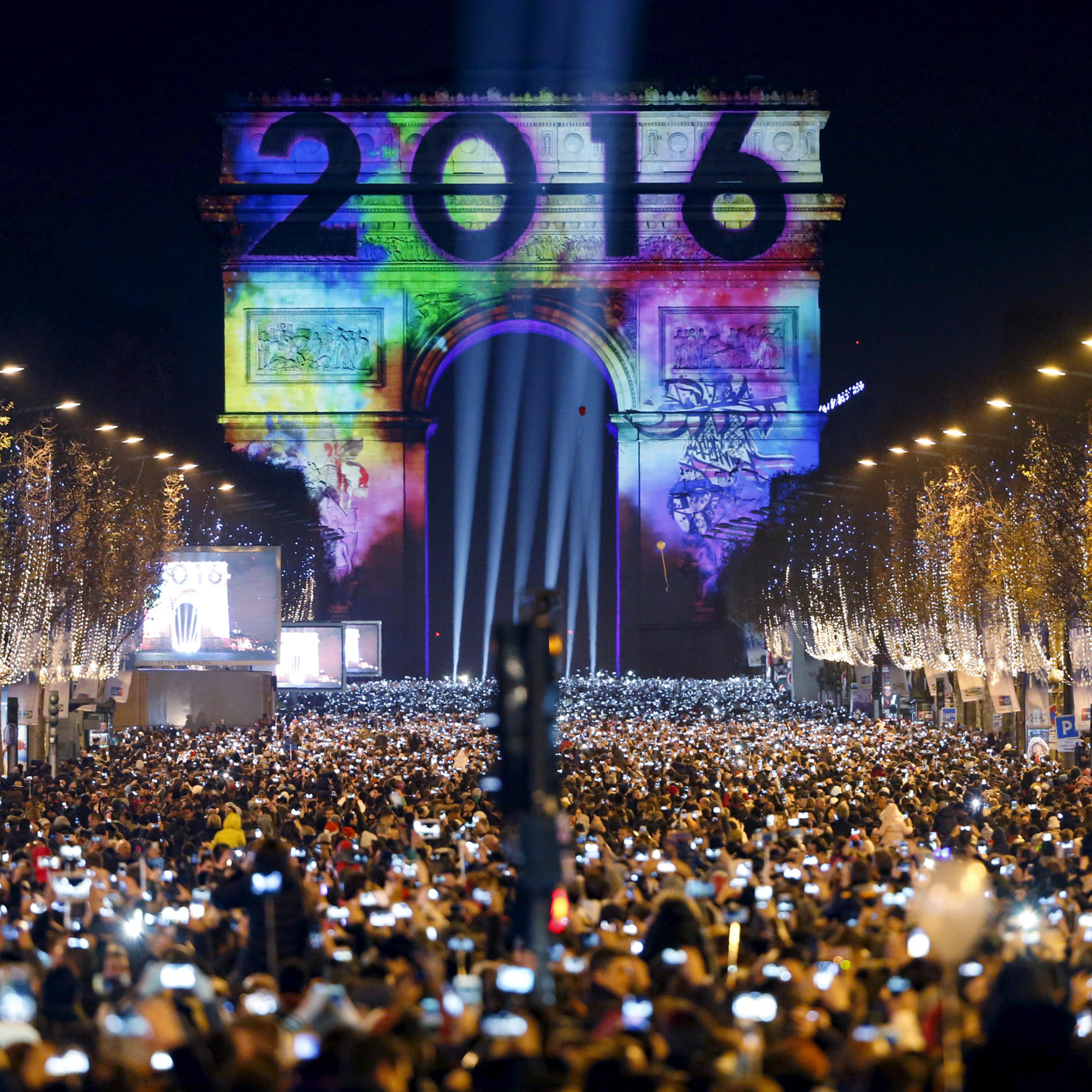 Revellers gather near the Arc de Triomphe on the Champs Elysees Avenue in Paris, France, during New Year celebrations, early January 1, 2016. REUTERS/Charles Platiau - RTX20ODM