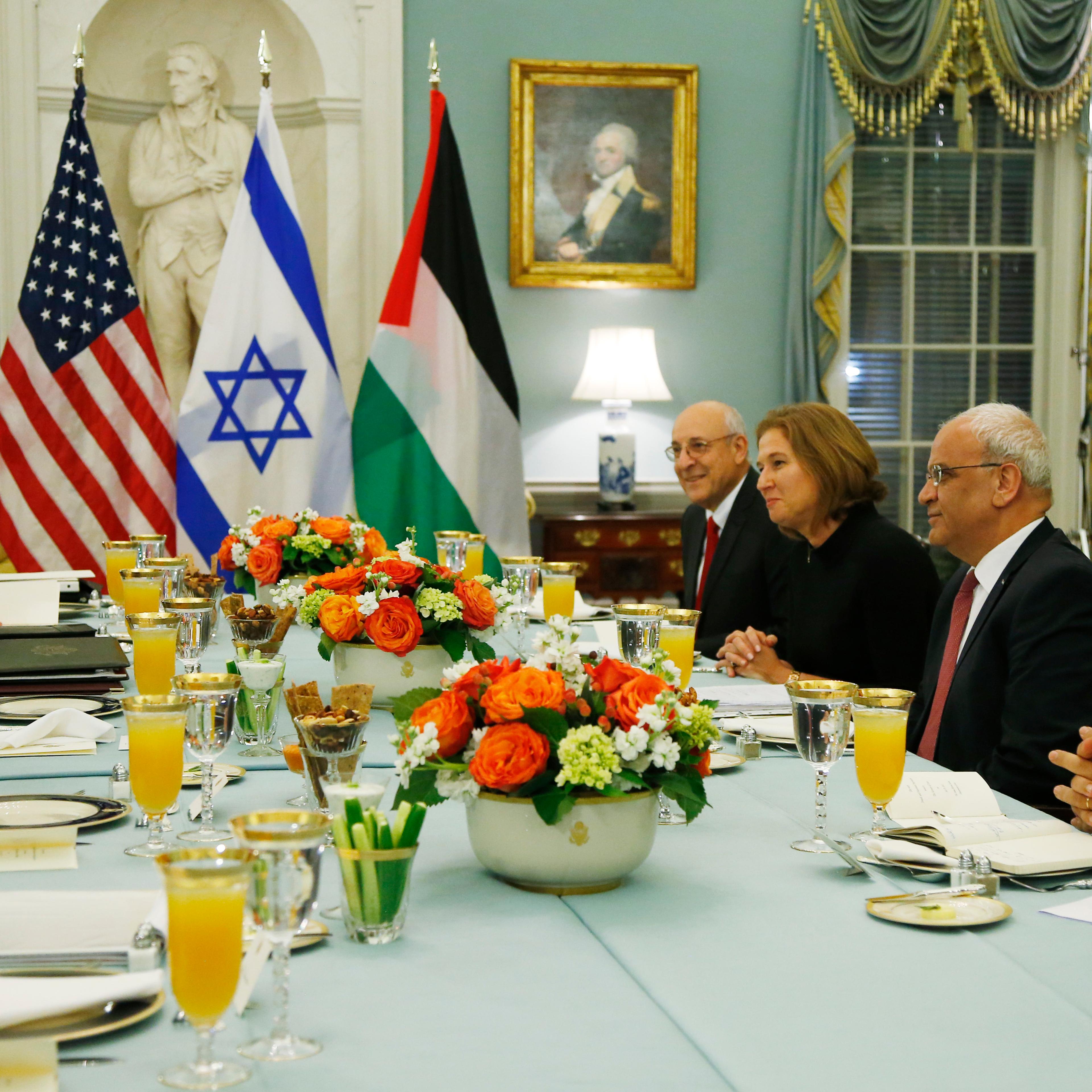 Tzipi Livni, Saeb Erekat, Yitzhak Molcho, Mohammed Shtayyeh, John Kerry