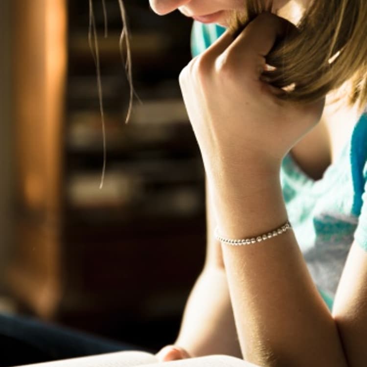 girl-reading