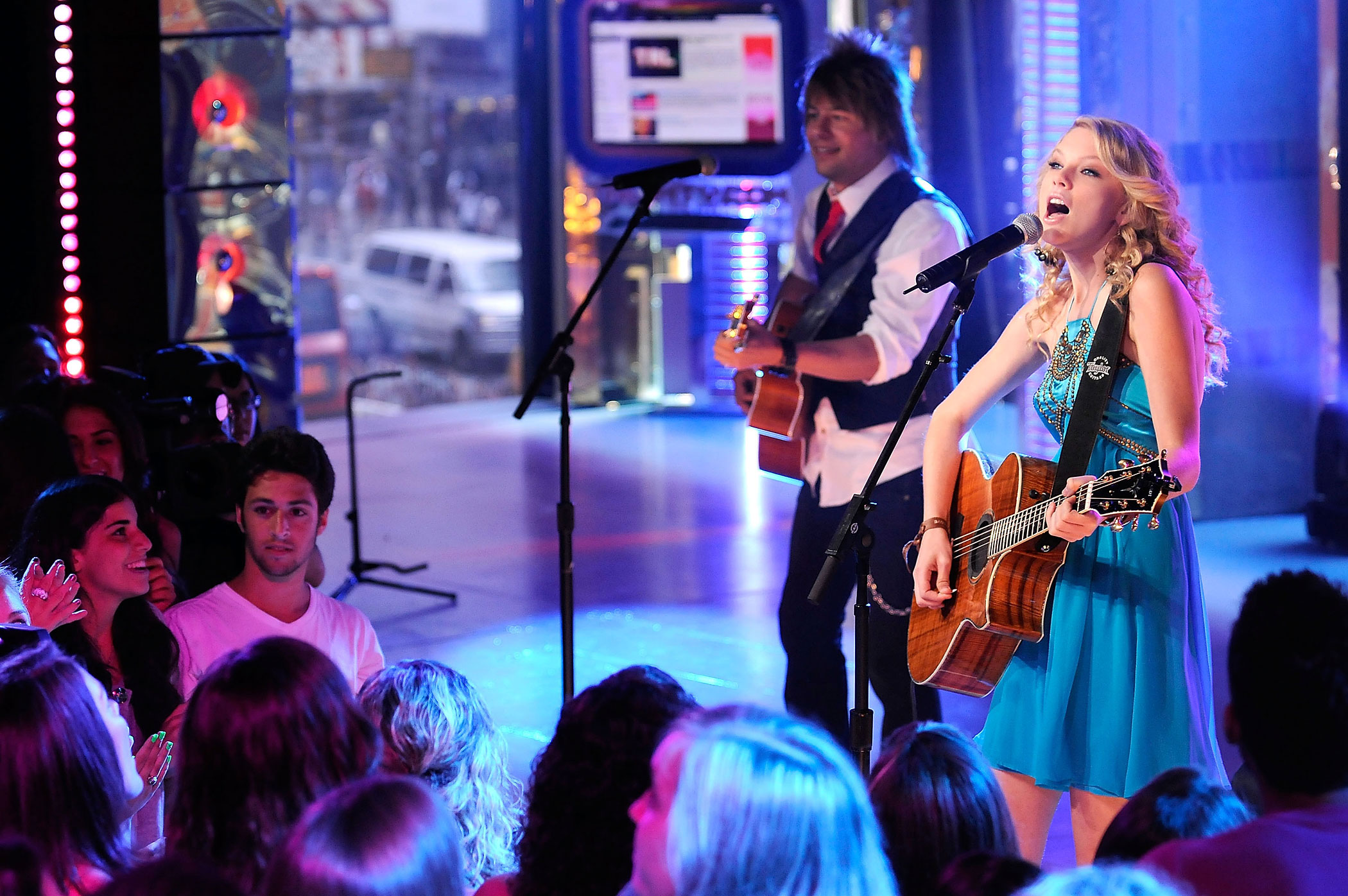 Taylor Swift and Michelle Williams Visit MTV's "TRL" - June 16, 2008