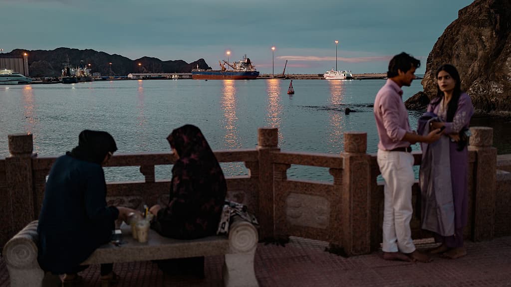 Trump Warns Oman on Hormuz Control Amid Iran Talks