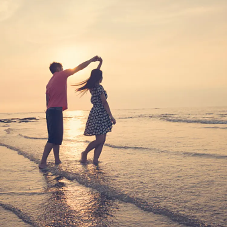 couple-dancing-beach
