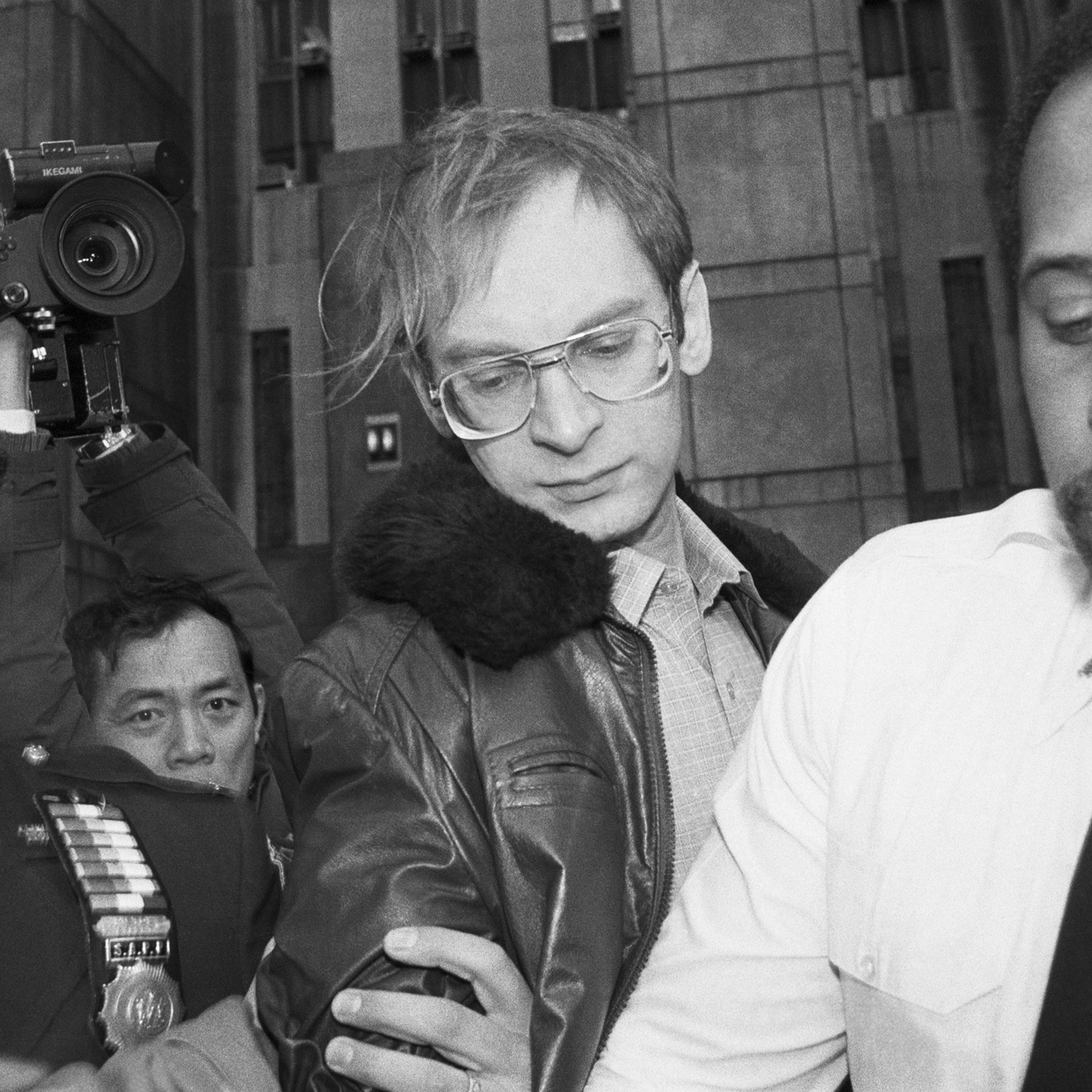 Police escort Bernhard Goetz out of a New York courthouse