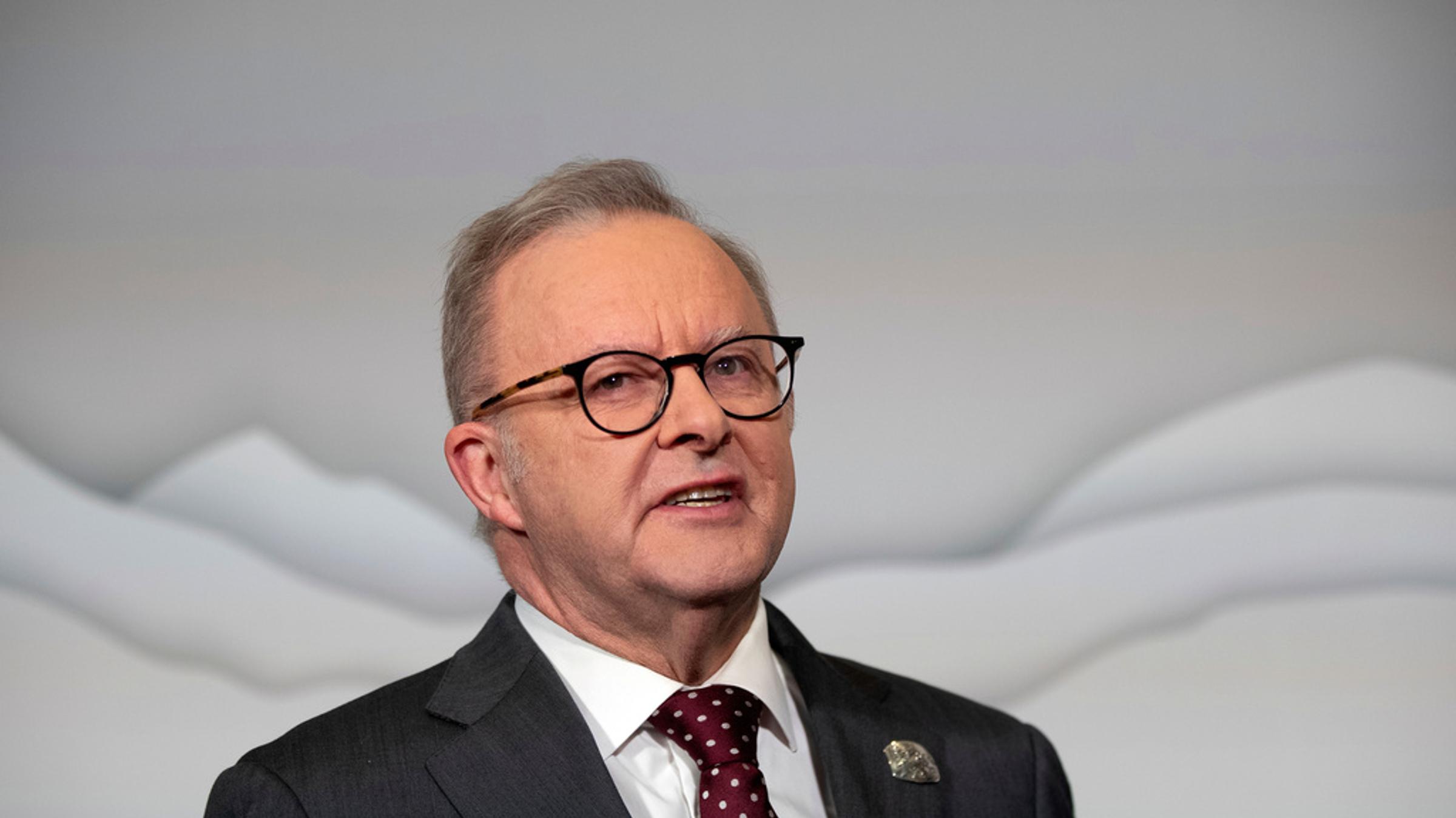 Australia’s PM Apologizes for ‘Inappropriate’ Comment About Kylie Minogue Australia’s PM Apologizes for ‘Inappropriate’ Comment About Kylie Minogue
