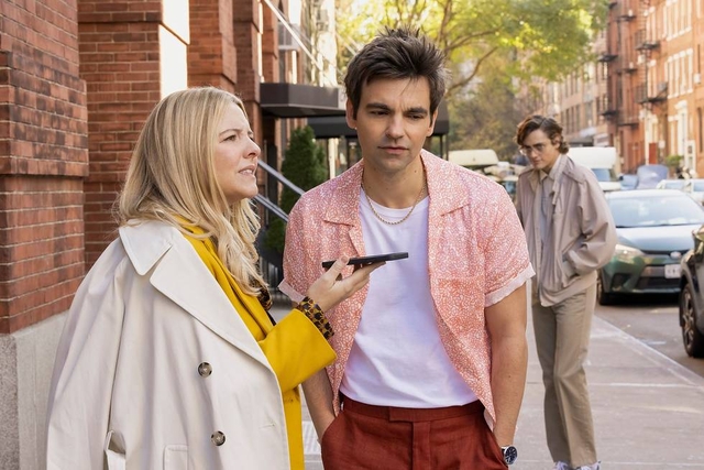 Heléne Yorke and Drew Tarver in <i>The Other Two</i>
