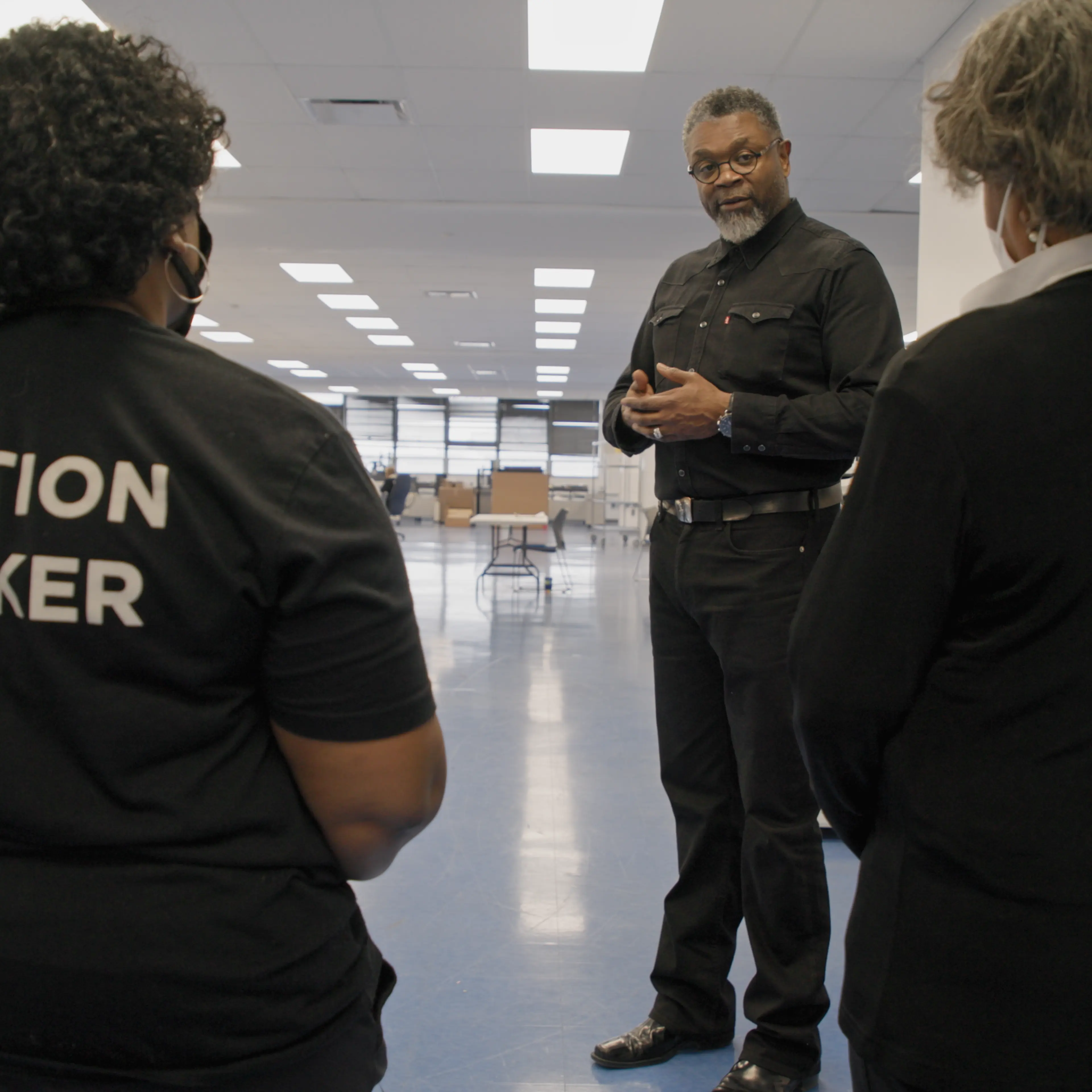 DanielBaxterSpeakingwithElectionWorkersInDetroit