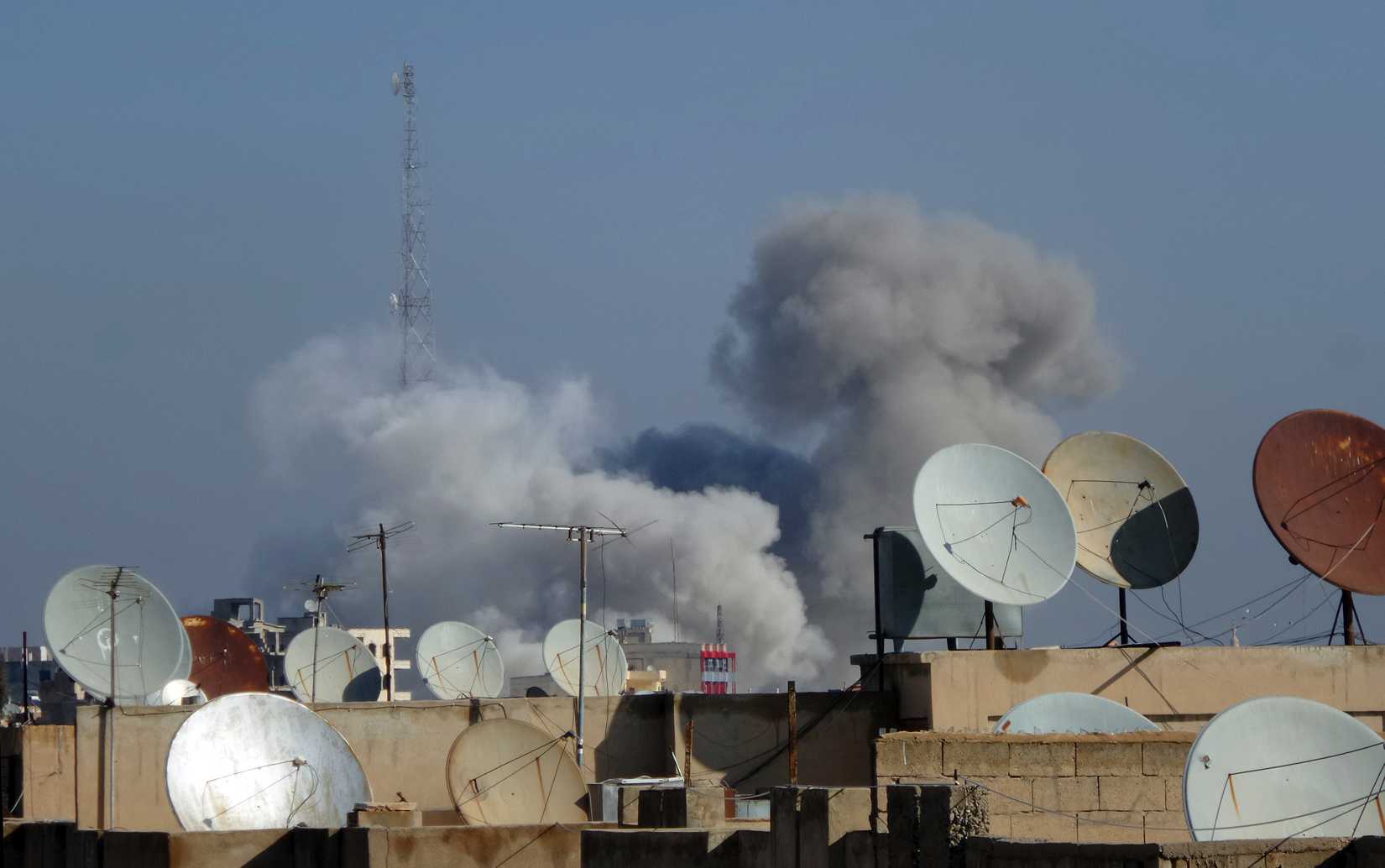Smoke rises after what activists said were four air strikes by forces loyal to Syria's president Bashar Al-Assad in Raqqa November 28, 2014.