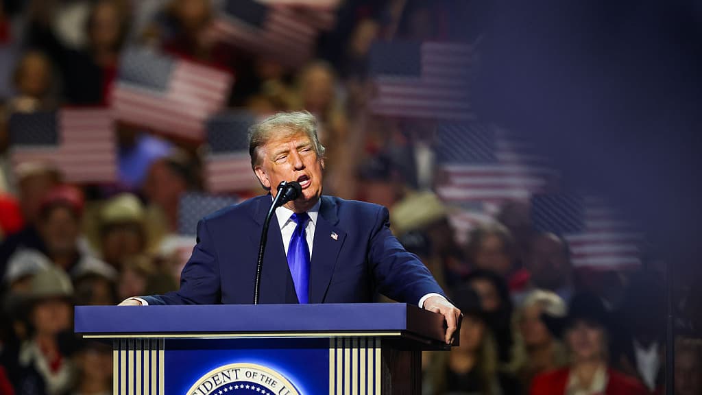 Trump Promises $5,000 Dividend if Republicans Win Both House and Senate Trump Promises $5,000 Dividend if Republicans Win Both House and Senate