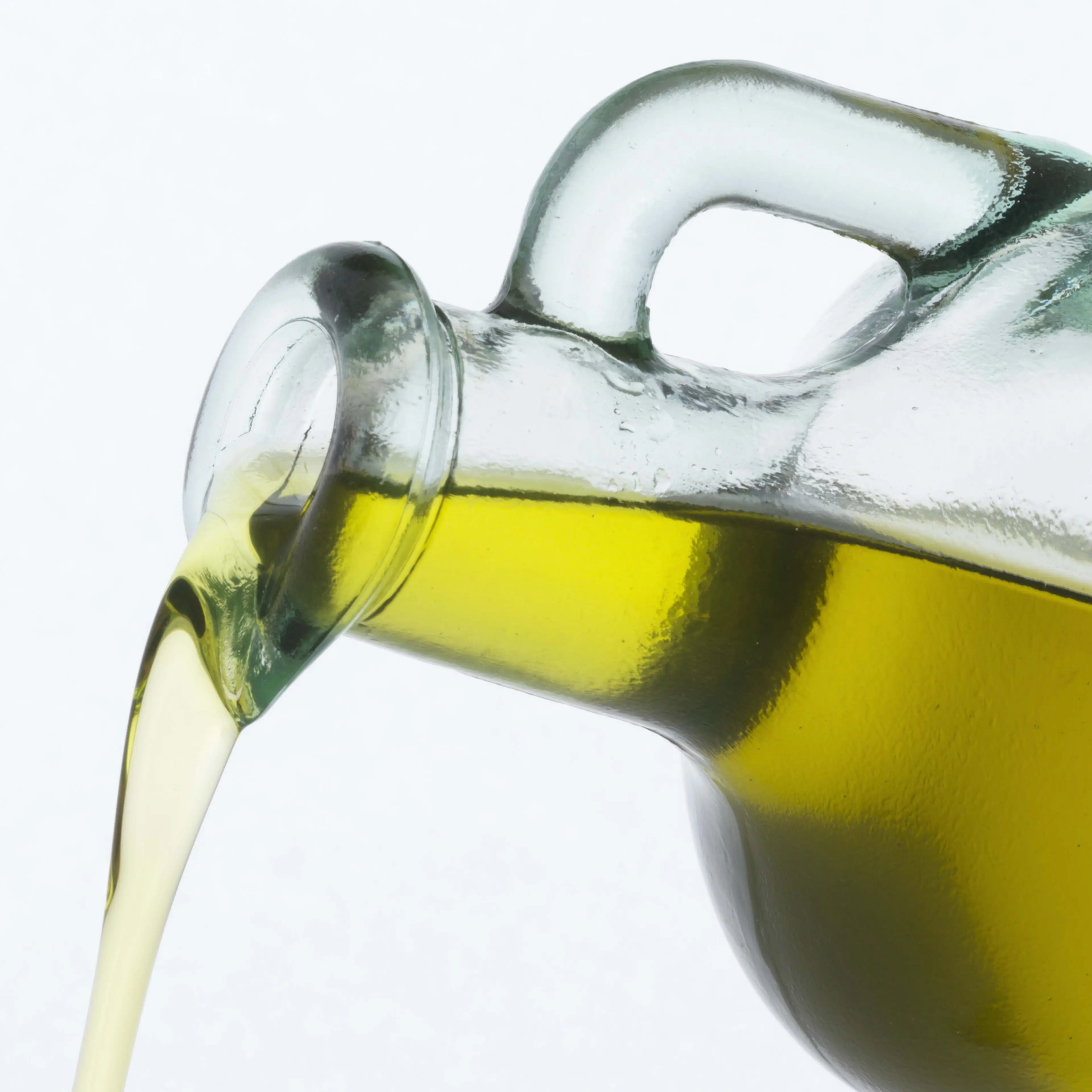 olive oil pouring