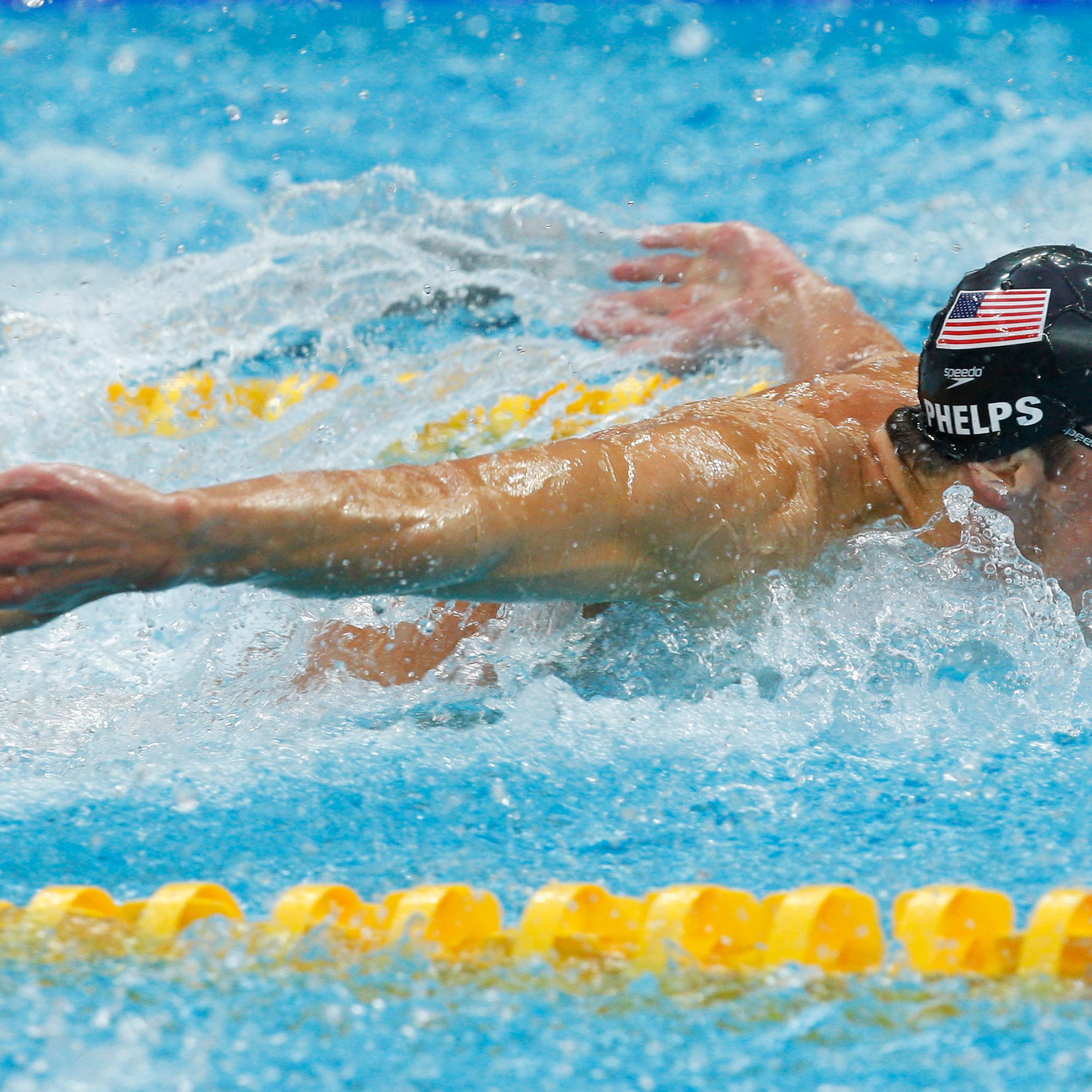 Michael Phelps races shark