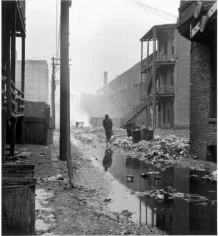 USA. Illinois. Chicago. 1948. An alley between overcrowded tenements, with garbage thrown over the railings of the back porches. Most of the area's tenants were transient. Contact email:New York : photography@magnumphotos.comParis : magnum@magnumphotos.f