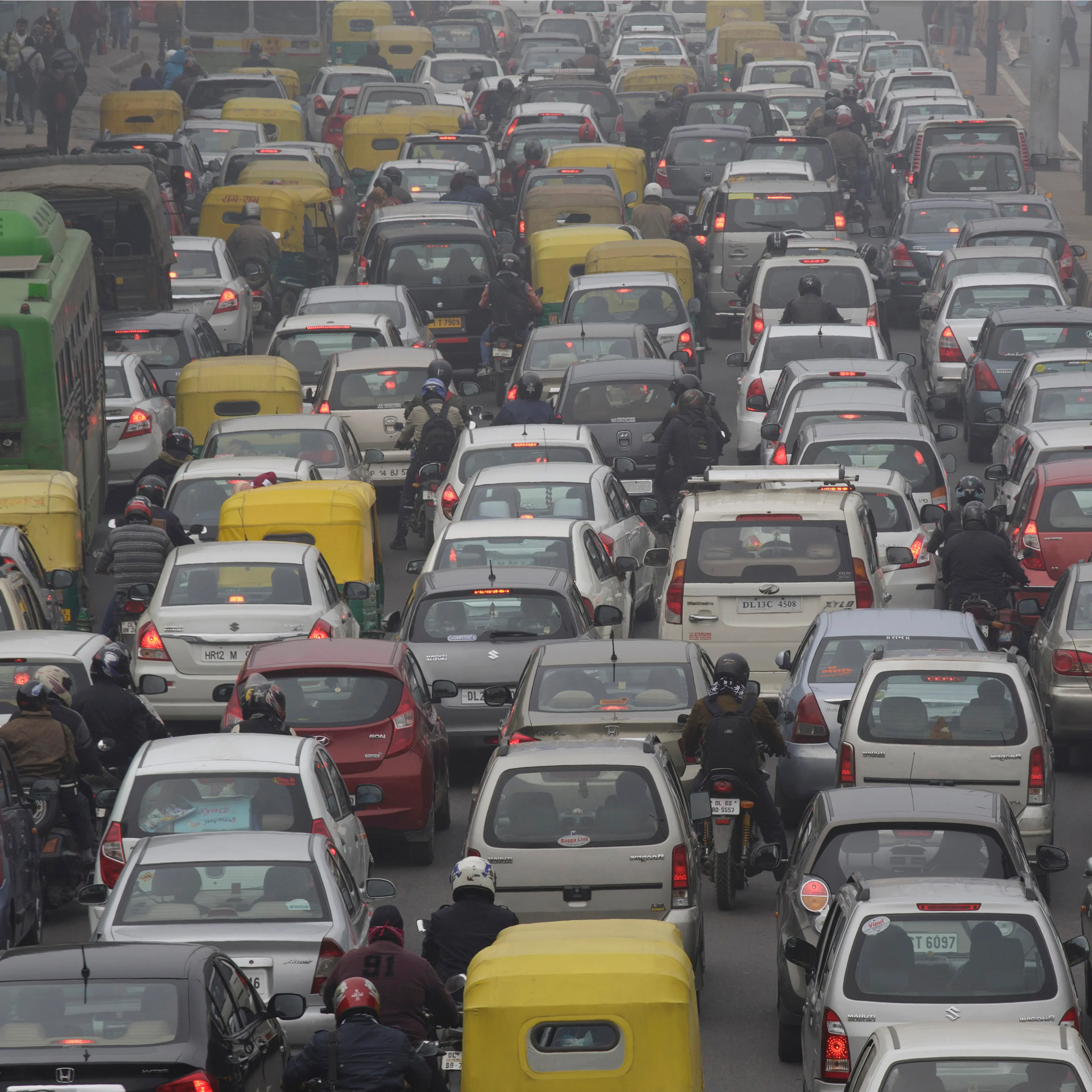 Traffic make way in haze mainly caused by air pollution in Delhi, India on January 20, 2014. Air pollution in India exceeds that of China as diesel fuel subsidies encourage ownership of polluting vehicles. (Kuni Takahashi/Bloomberg)
