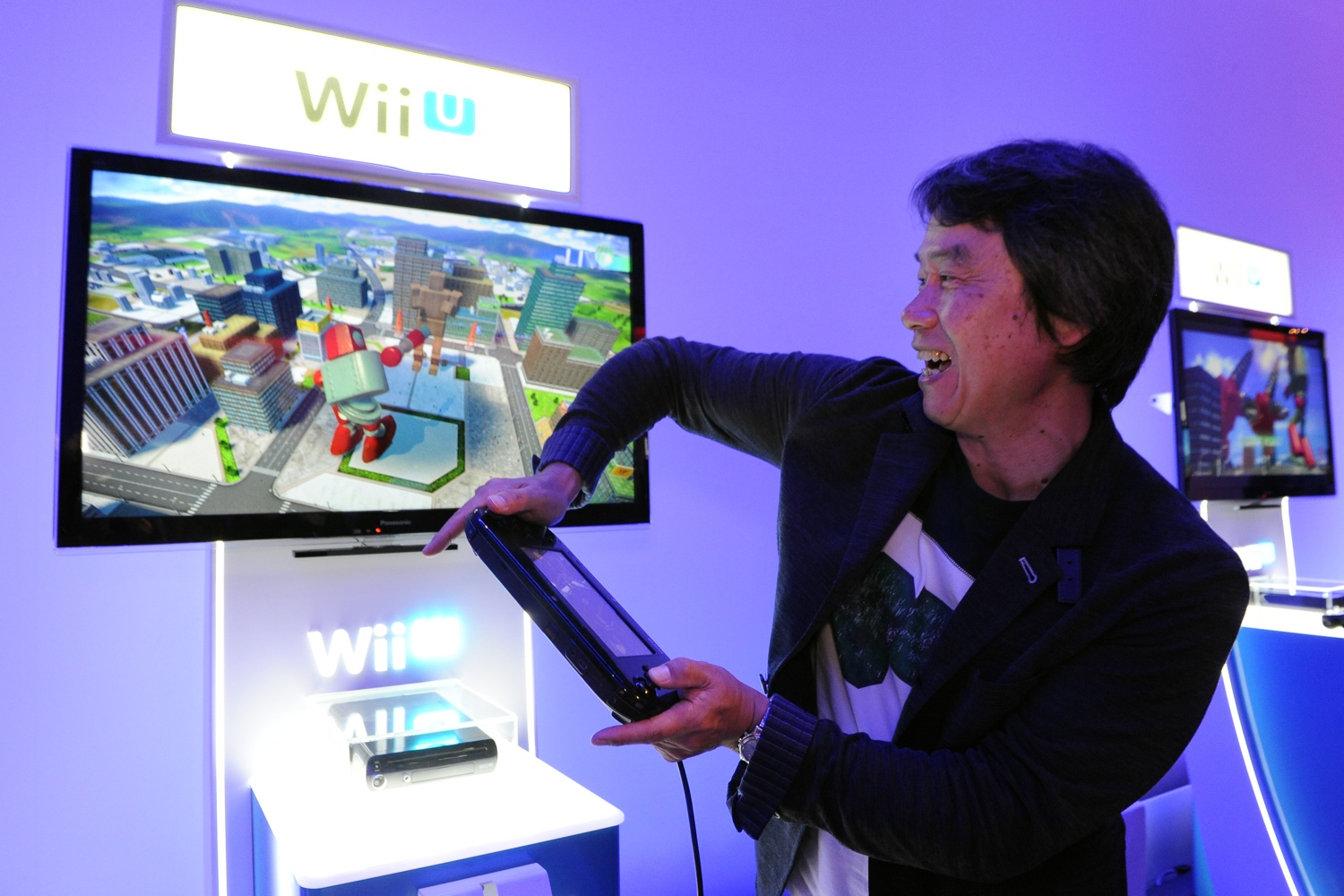 Shigeru Miyamoto plays Project Giant Robot, using the GamePad's motion control sensors to move the robot's torso.