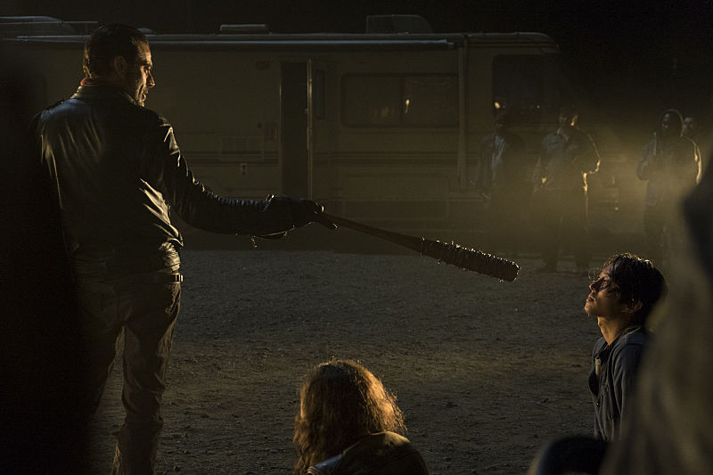 Jeffrey Dean Morgan as Negan, Steven Yeun as Glenn Rhee - The Walking Dead _ Season 7, Episode 1
