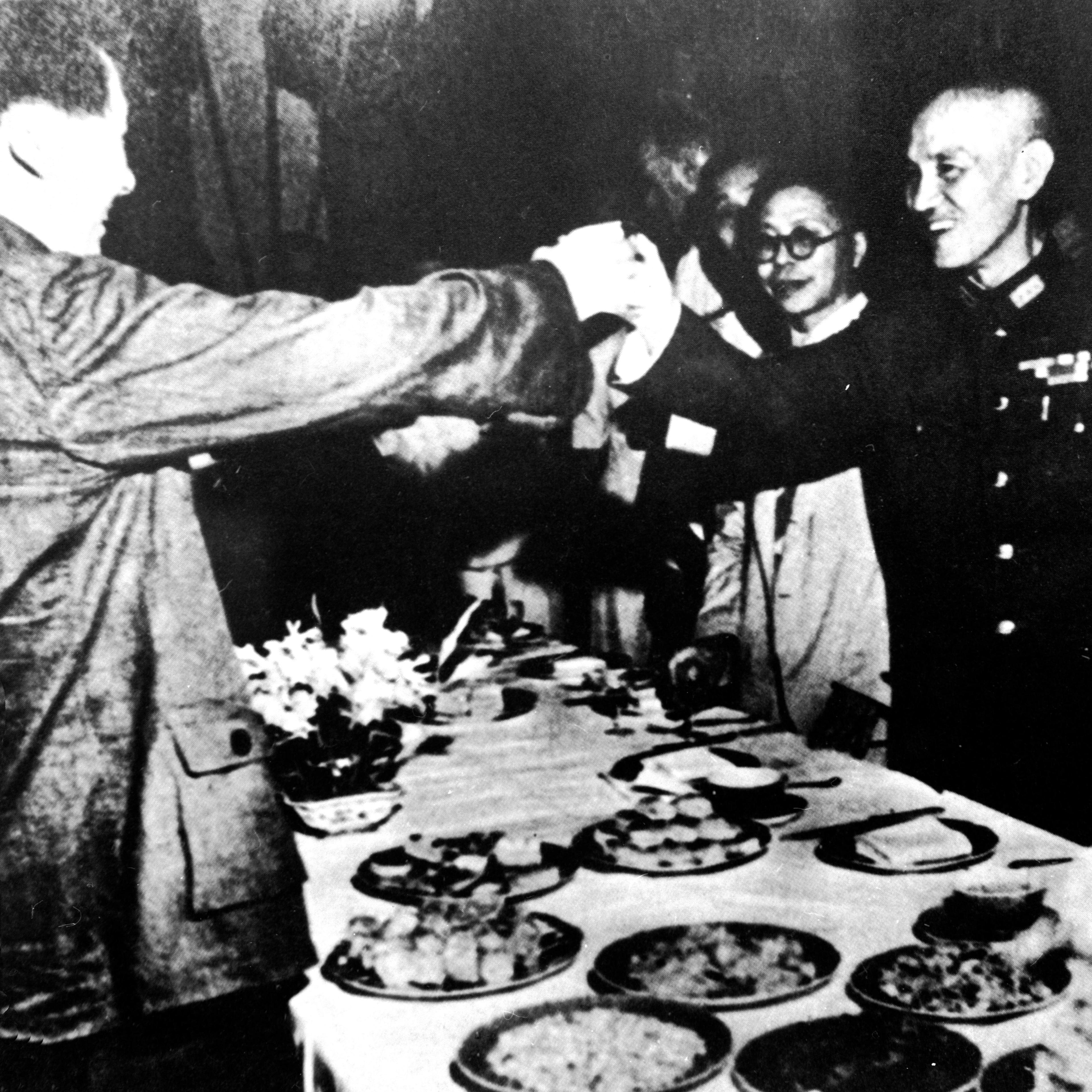 Mao Zedong and Chiang Kai-shek toast each other at a banquet held in Chongqing City, 1945.