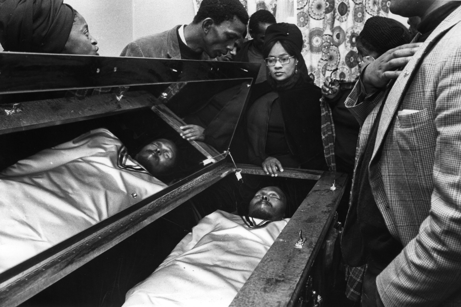Mourners gather to pay their last respects as Steve Biko's body lies in state in his home before the funeral, attended by 20,000 mourners at King William's Town. 1977.