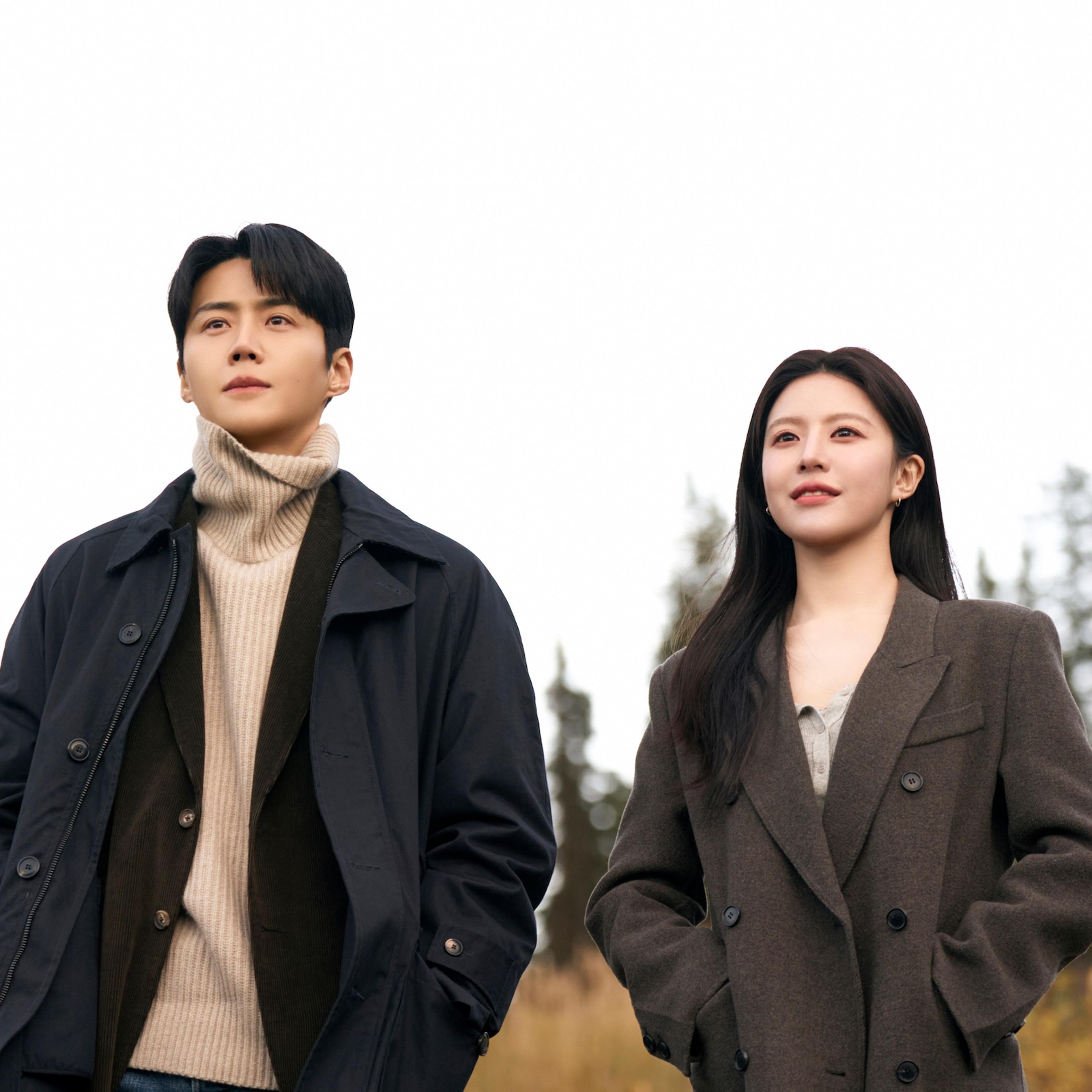 Can This Love Be Translated? (L to R) Kim Seon-ho as Joo Ho-jin, Go Youn-jung as Cha Mu-hee / Do Ra-mi in Can This Love Be Translated? Cr. No Ju-han/Netflix © 2026