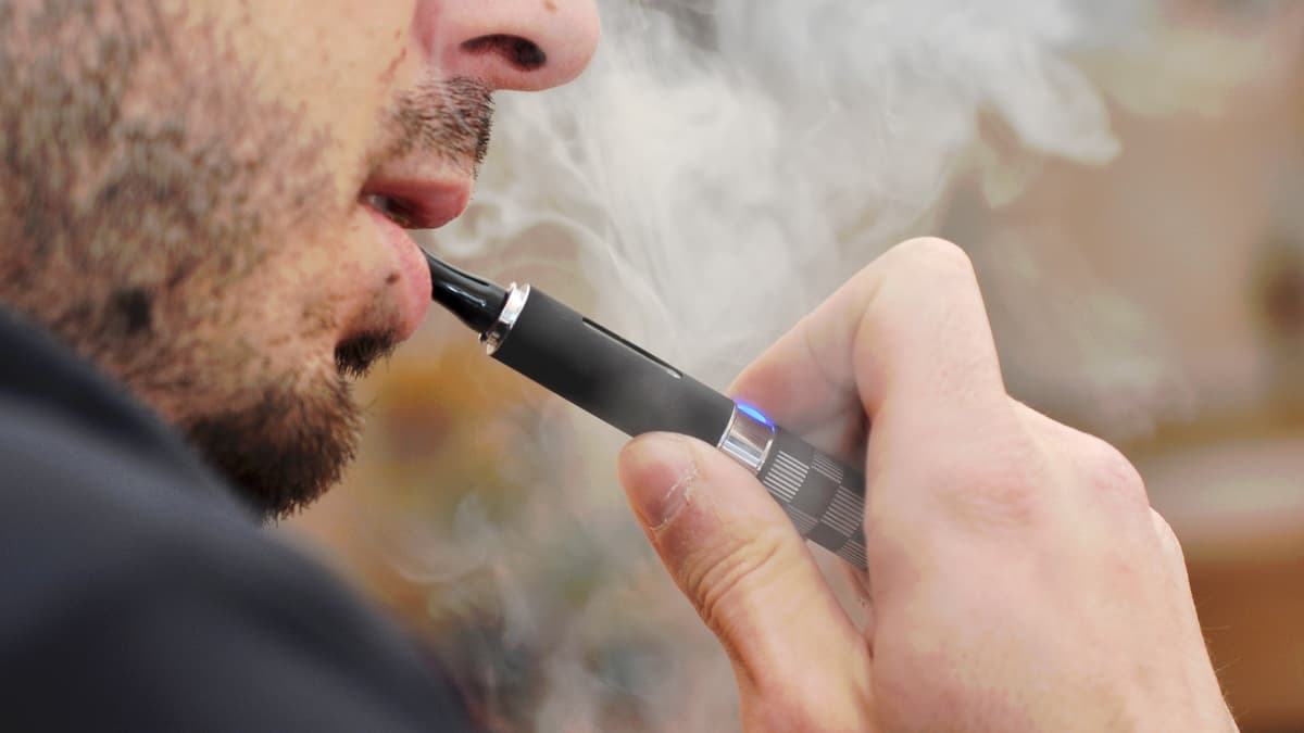 how to smoke electronic cigarette an E Cigarette: A Simple Guide Vaping HOW TO VAPE: A BEGINNER'S