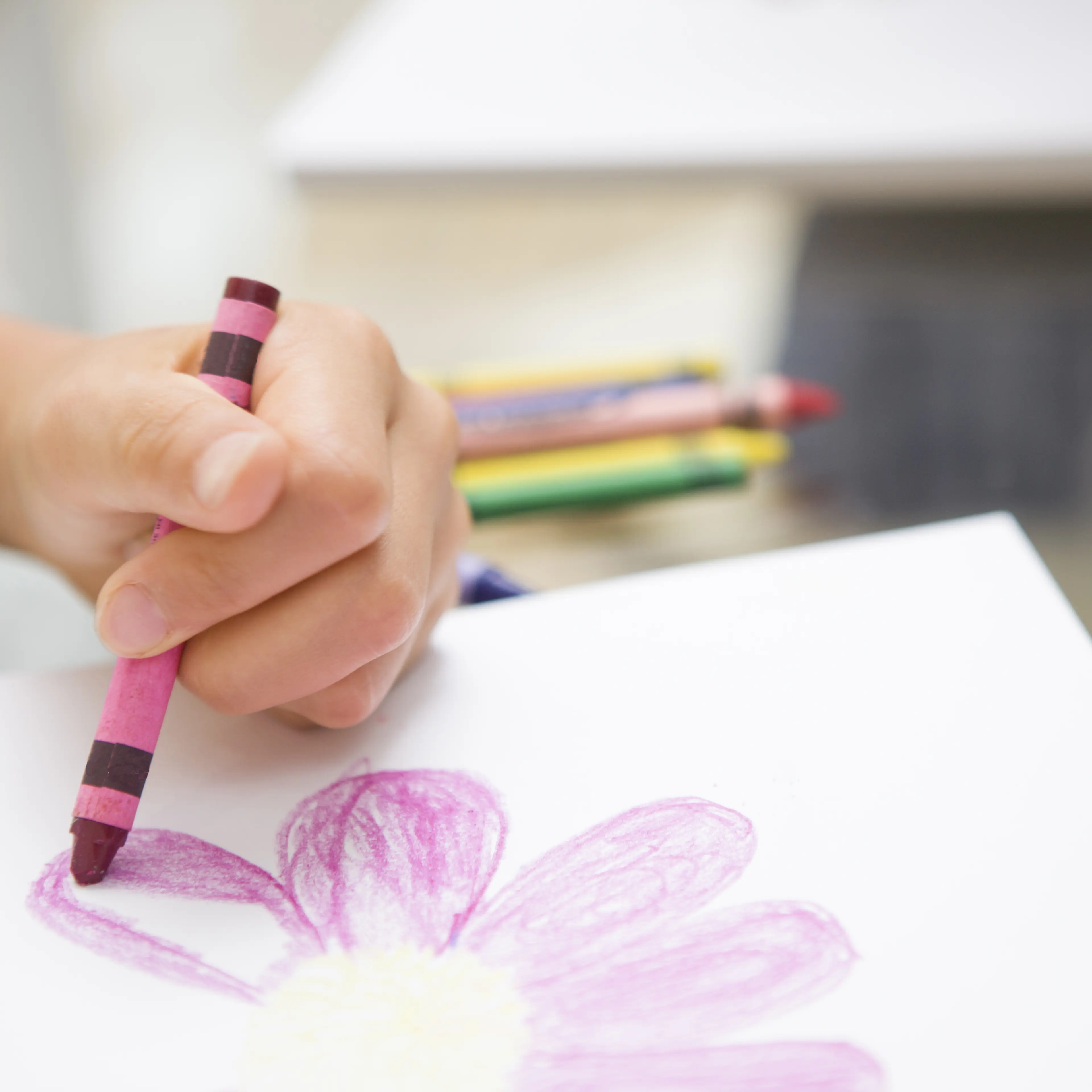 left-handed-girl-drawing-flower