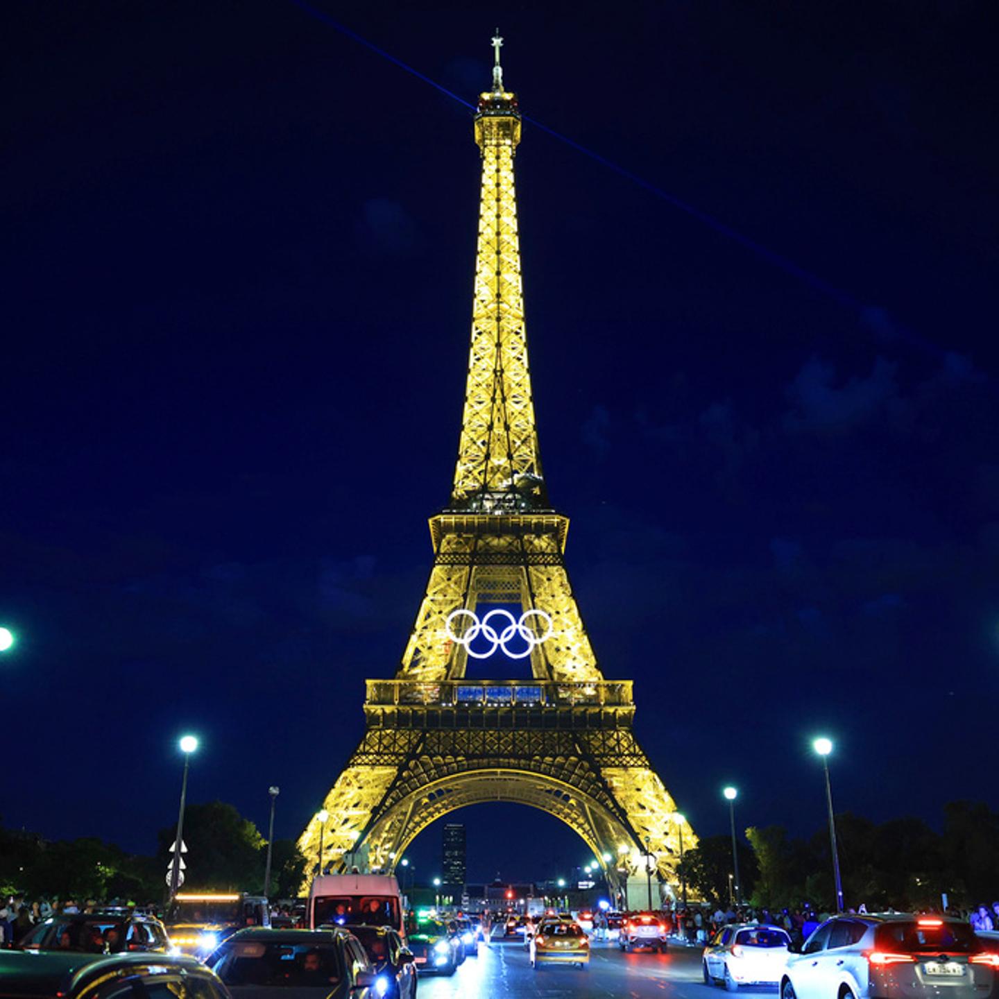 Paris Olympic Games / Olympic rings mounted on Eiffel Tower
