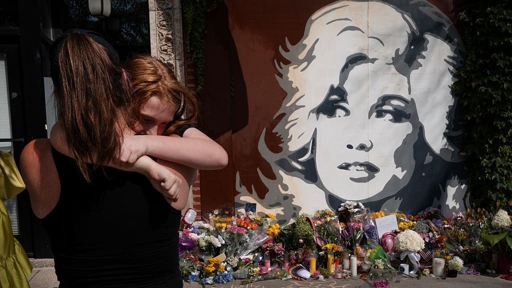 Dolly Parton, Gloria Steinem, and Why Grieving a Celebrity Feels So Personal - Time Magazine