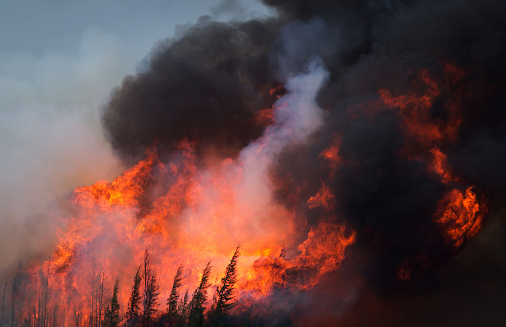 Oil Sands Blaze Forces 80,000 Canadians to Flee Their Homes