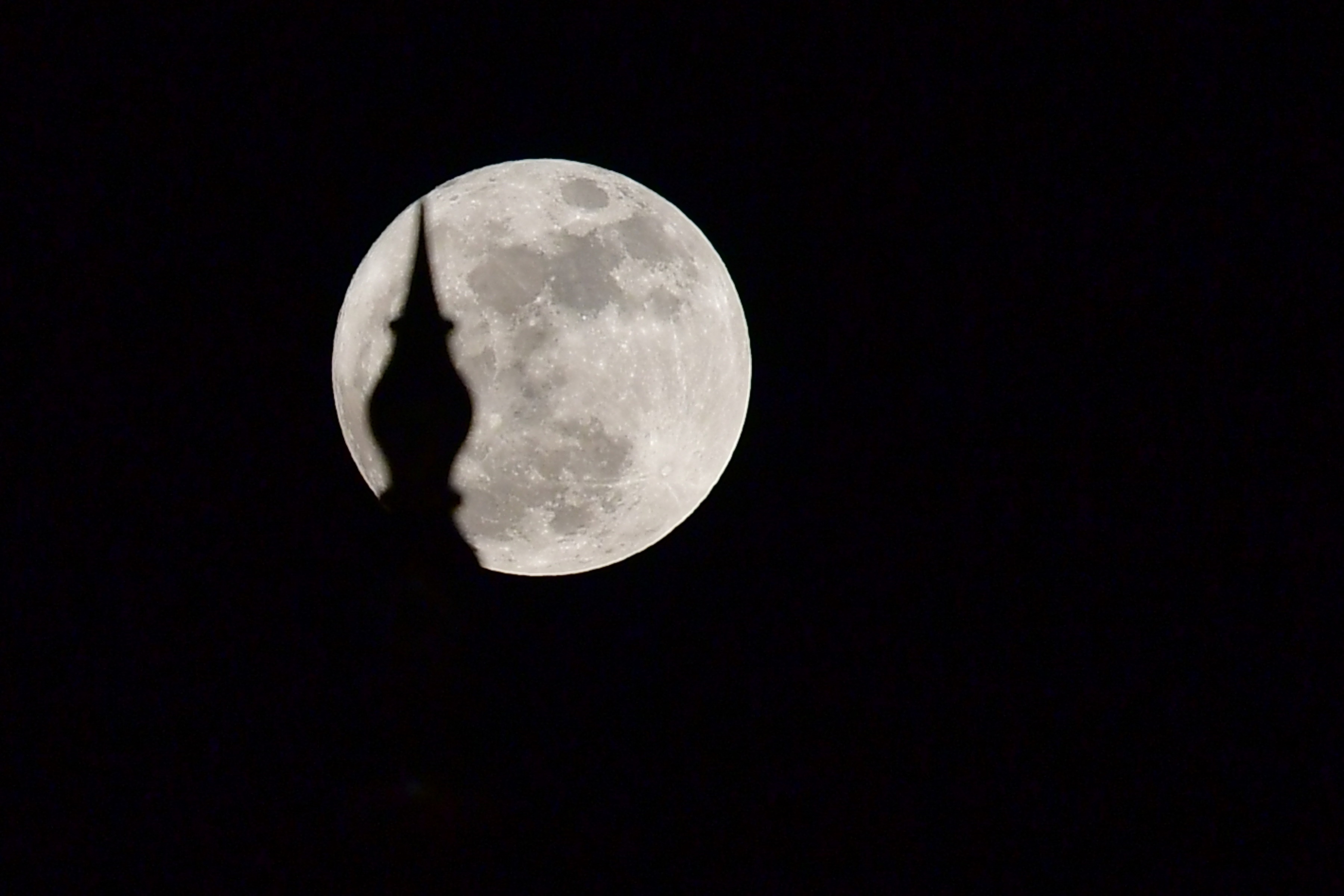 2017 Supermoon rises over Abu Dhabi