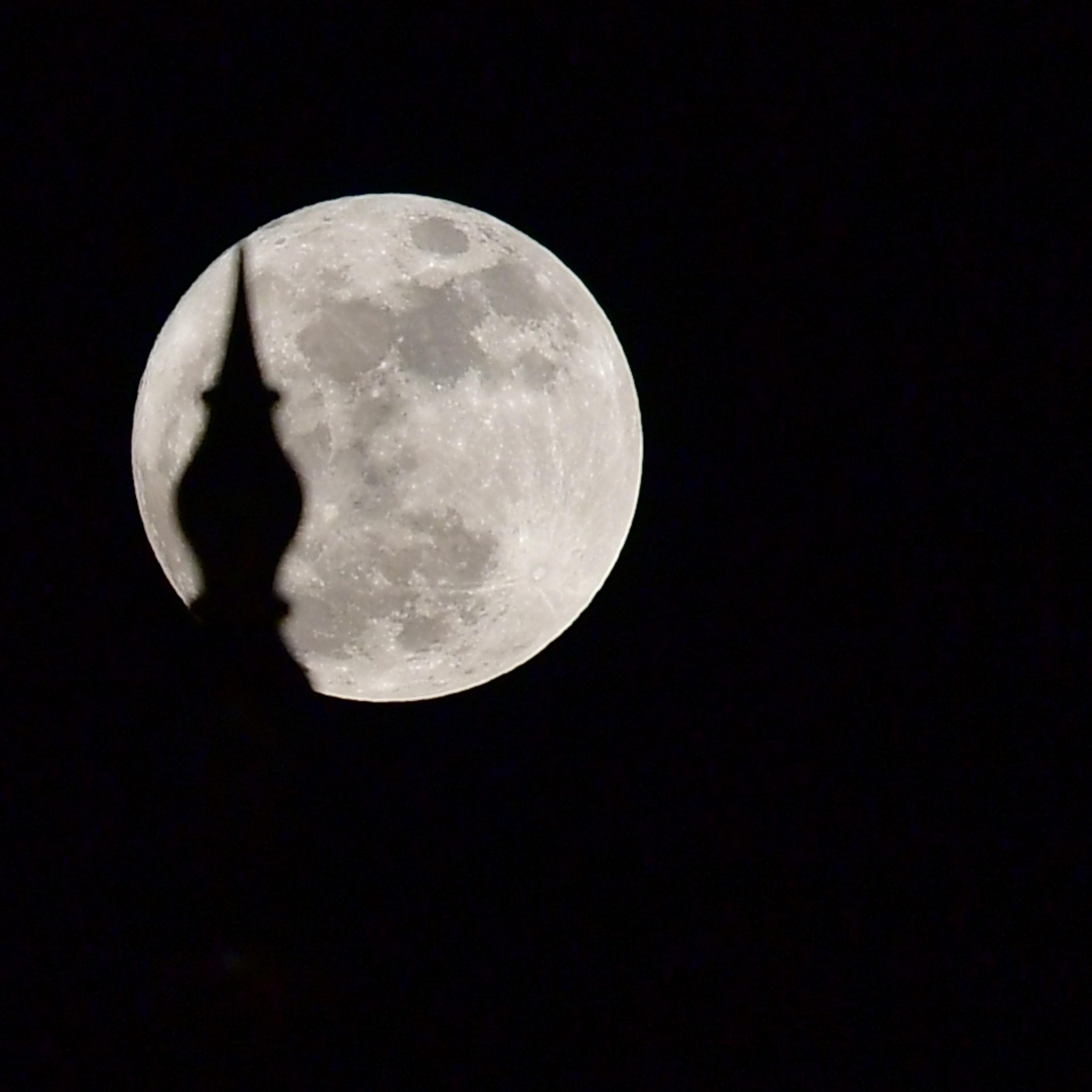 2017 Supermoon rises over Abu Dhabi