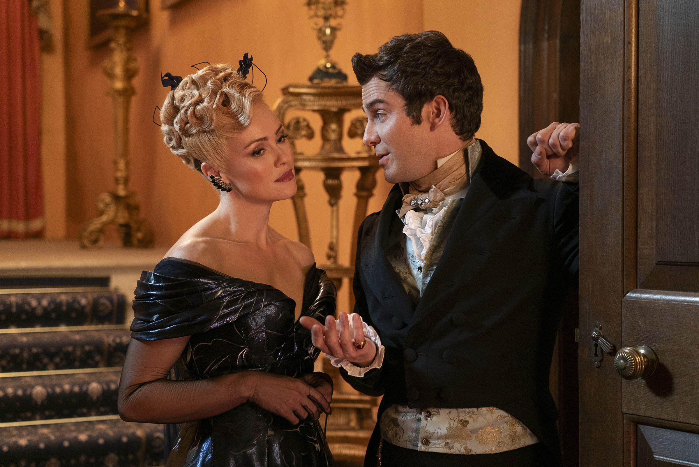 Hannah New as Lady Tilley Arnold and Luke Thompson as Benedict Bridgerton Bridgerton.