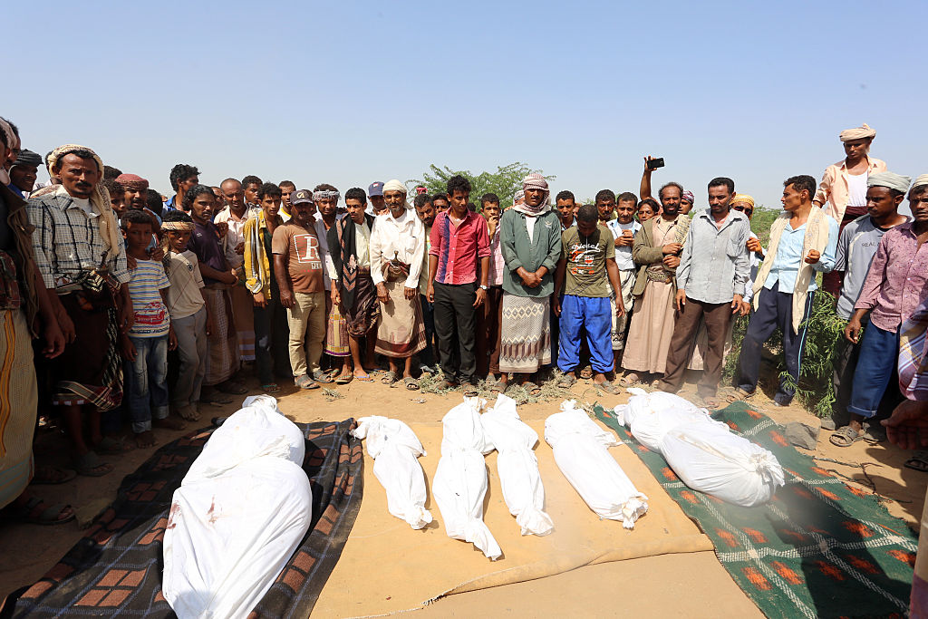 Yemenis attend the funeral of members of the same family on October 8, 2016 a day after they were killed in a reported airstrike by Saudi-led coalition air-planes that hit their house in Bajil in the western province of Houdieda. / AFP / STRINGER (Photo 