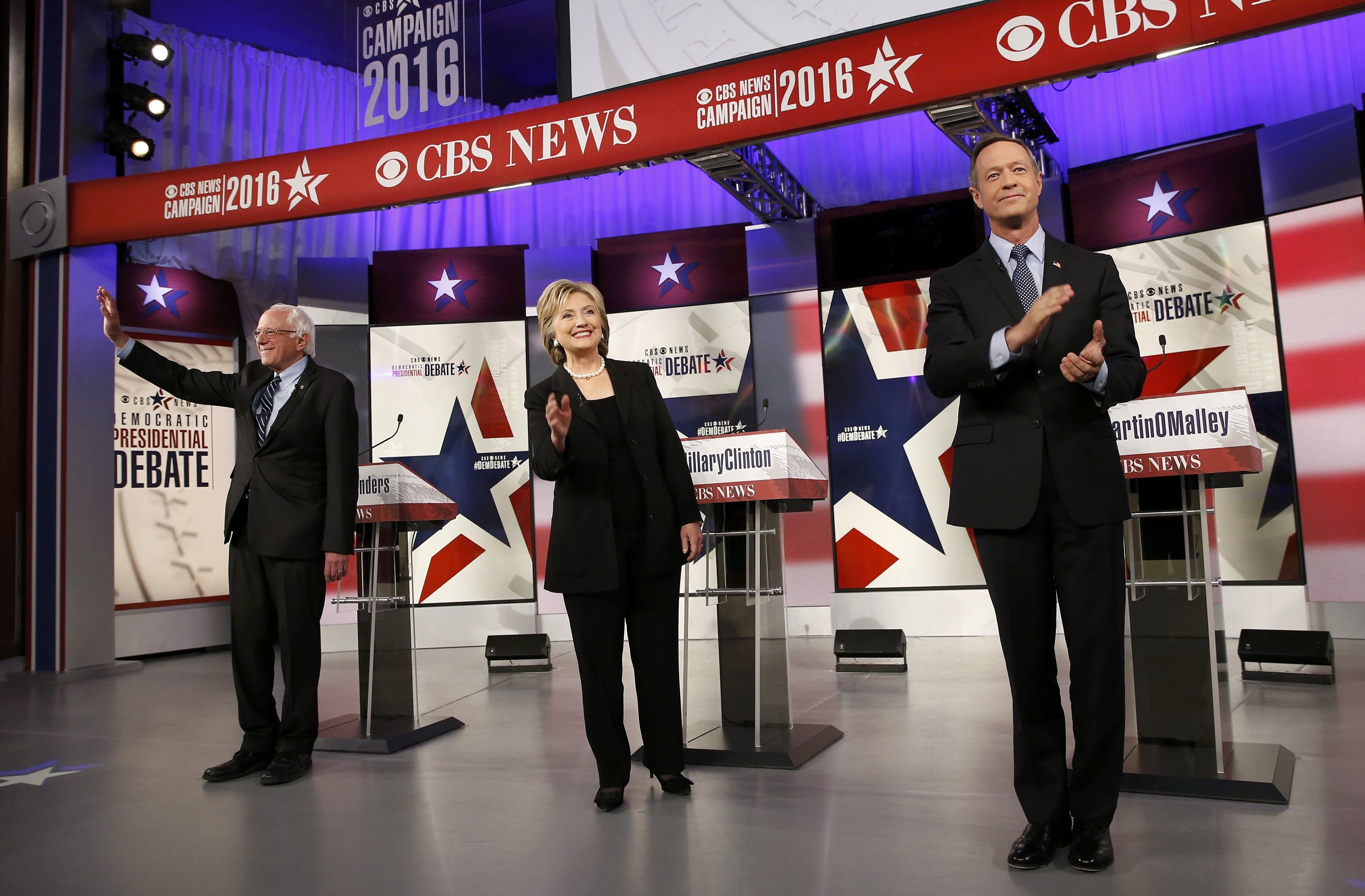Democratic U.S. presidential candidates Sanders, Clinton and O'Malley pose on stage ahead of the second official 2016 U.S. Democratic presidential candidates debate in Des Moines