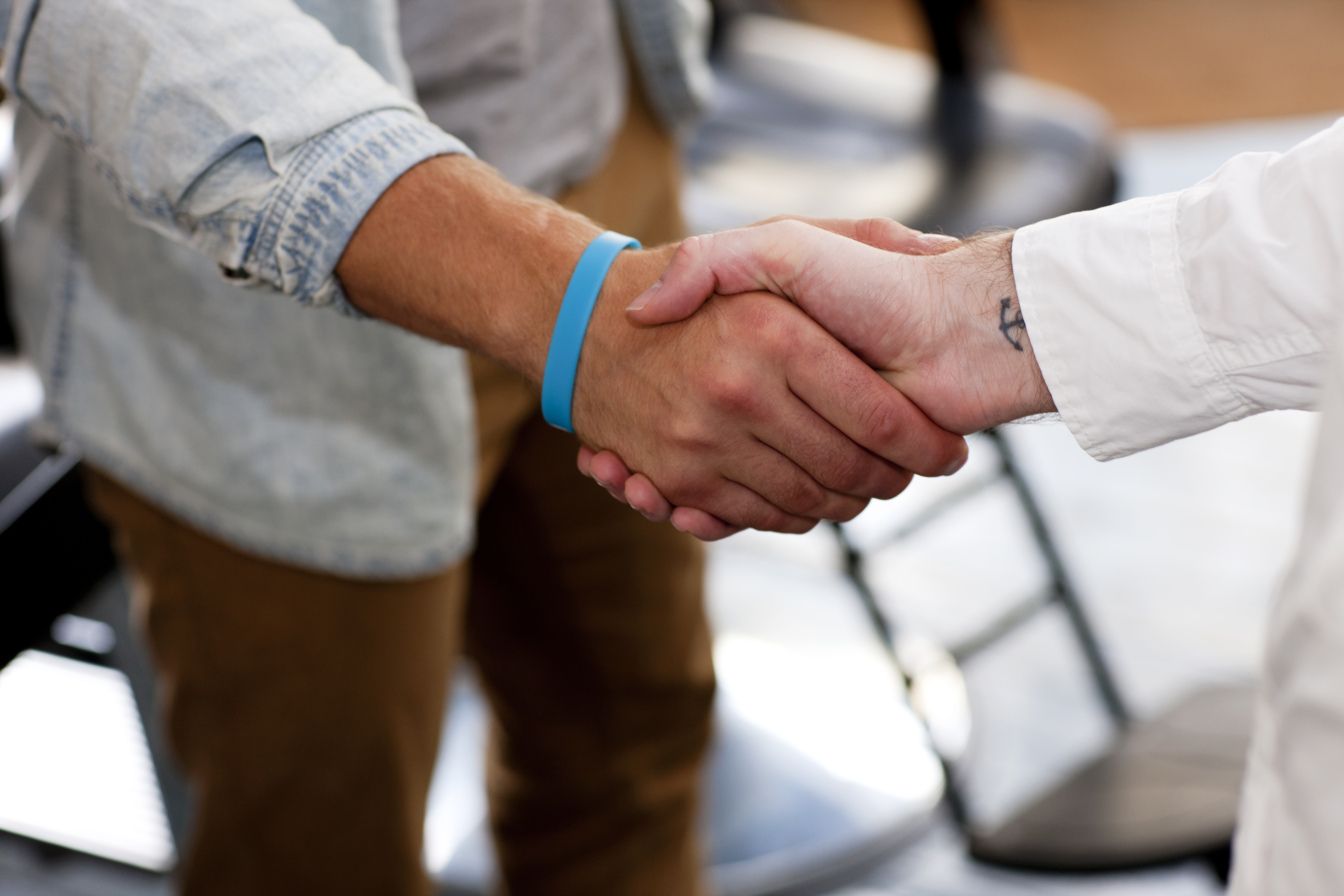 men-handshake-close-up