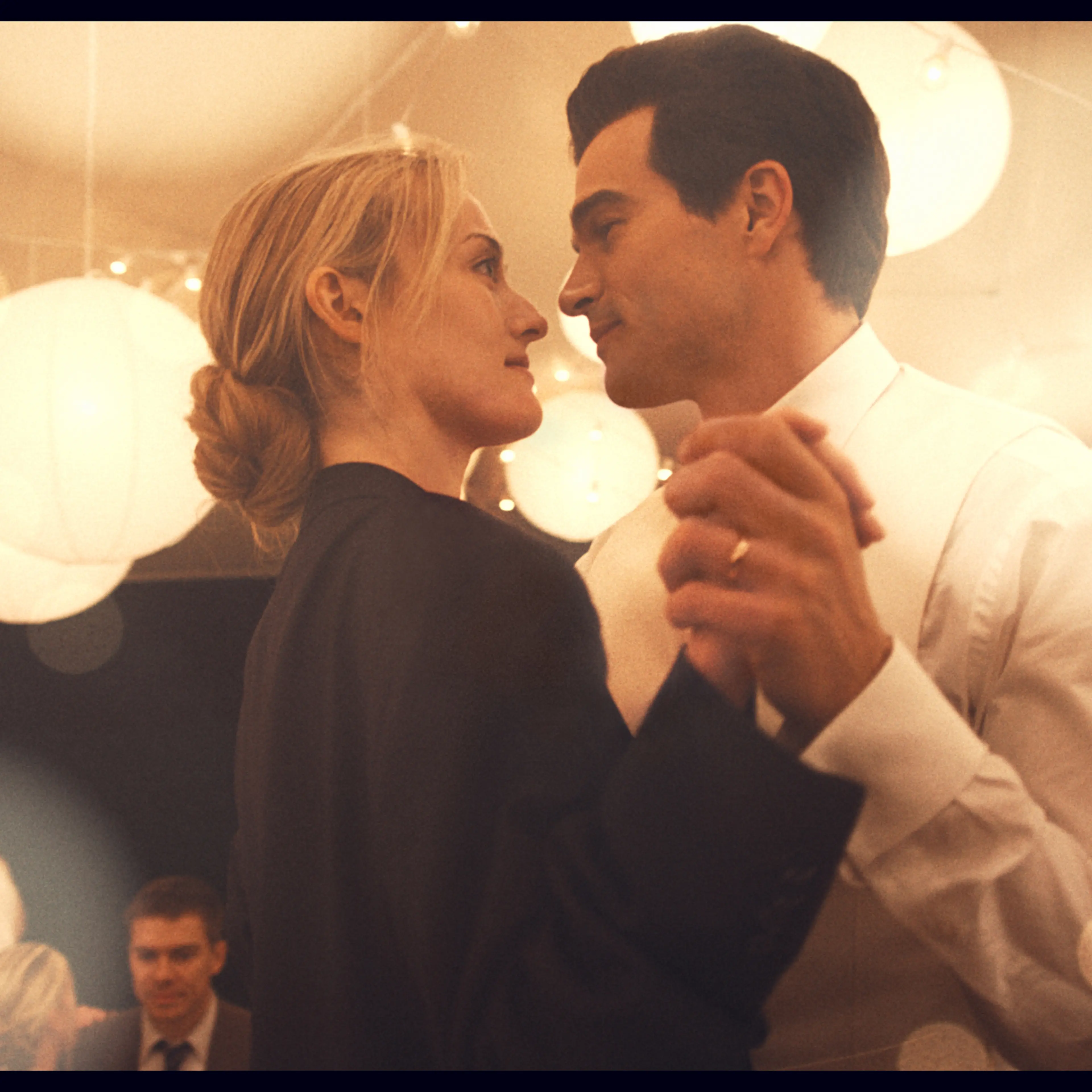 Love Story: John F. Kennedy Jr. & Carolyn Bessette -- Pictured: (l-r) Sarah Pidgeon as Carolyn Bessette Kennedy, Paul Kelly as John F. Kennedy Jr. CR: FX