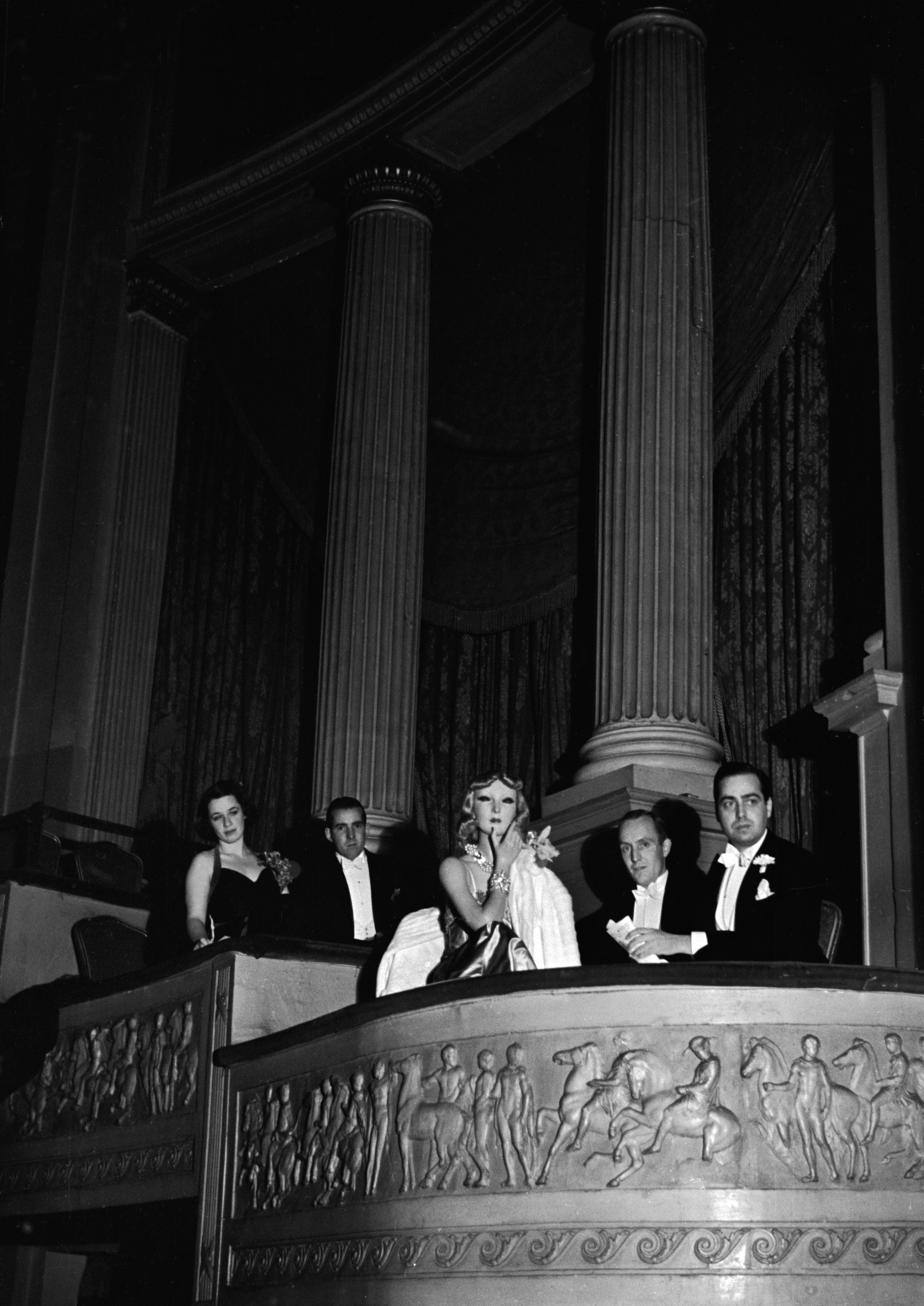 Lester Gaba takes Cynthia the mannequin to the Broadhurst Theater in New York in 1939.