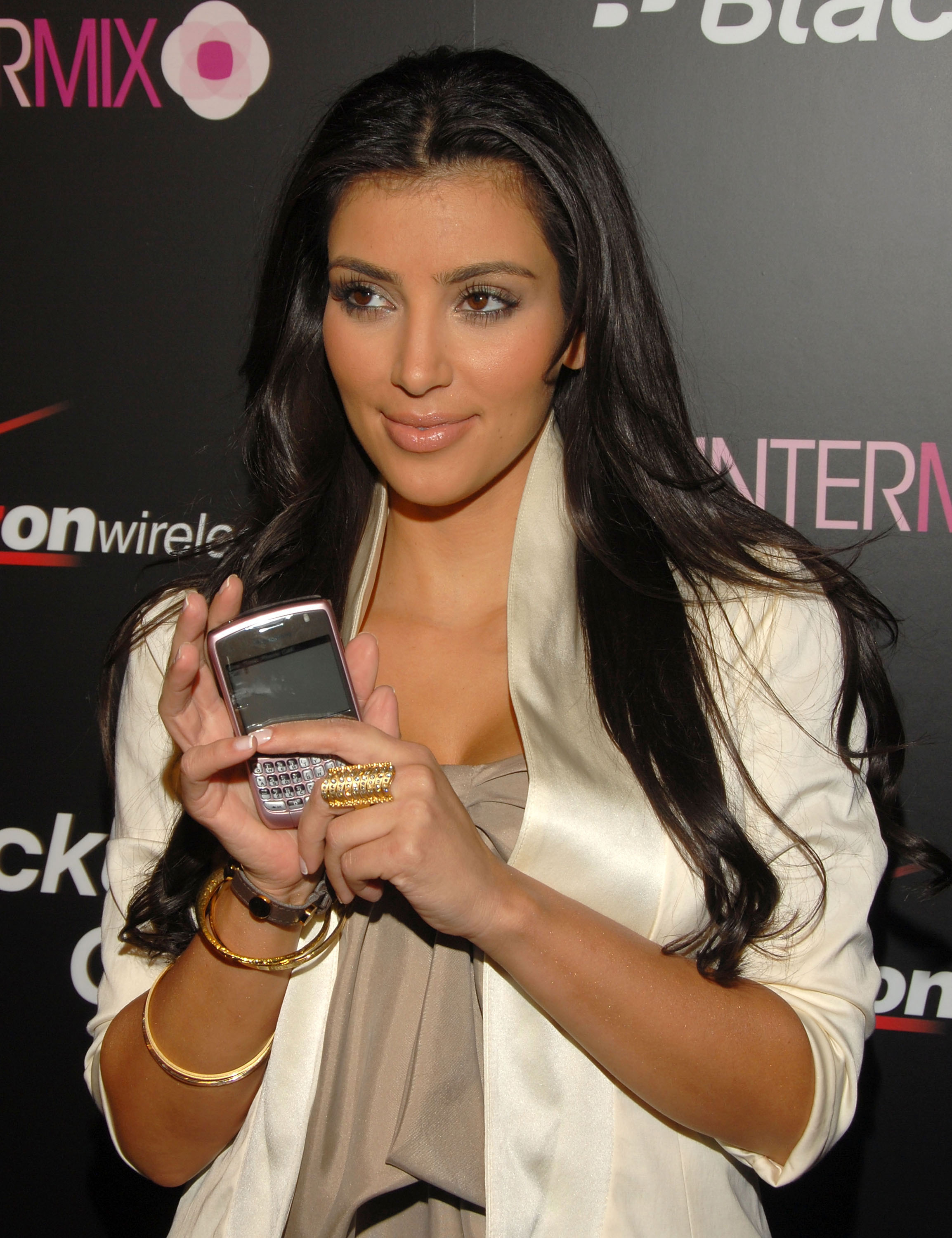Verizon hosts an exclusive launch party for the Blackberry 8330 Pink Curve