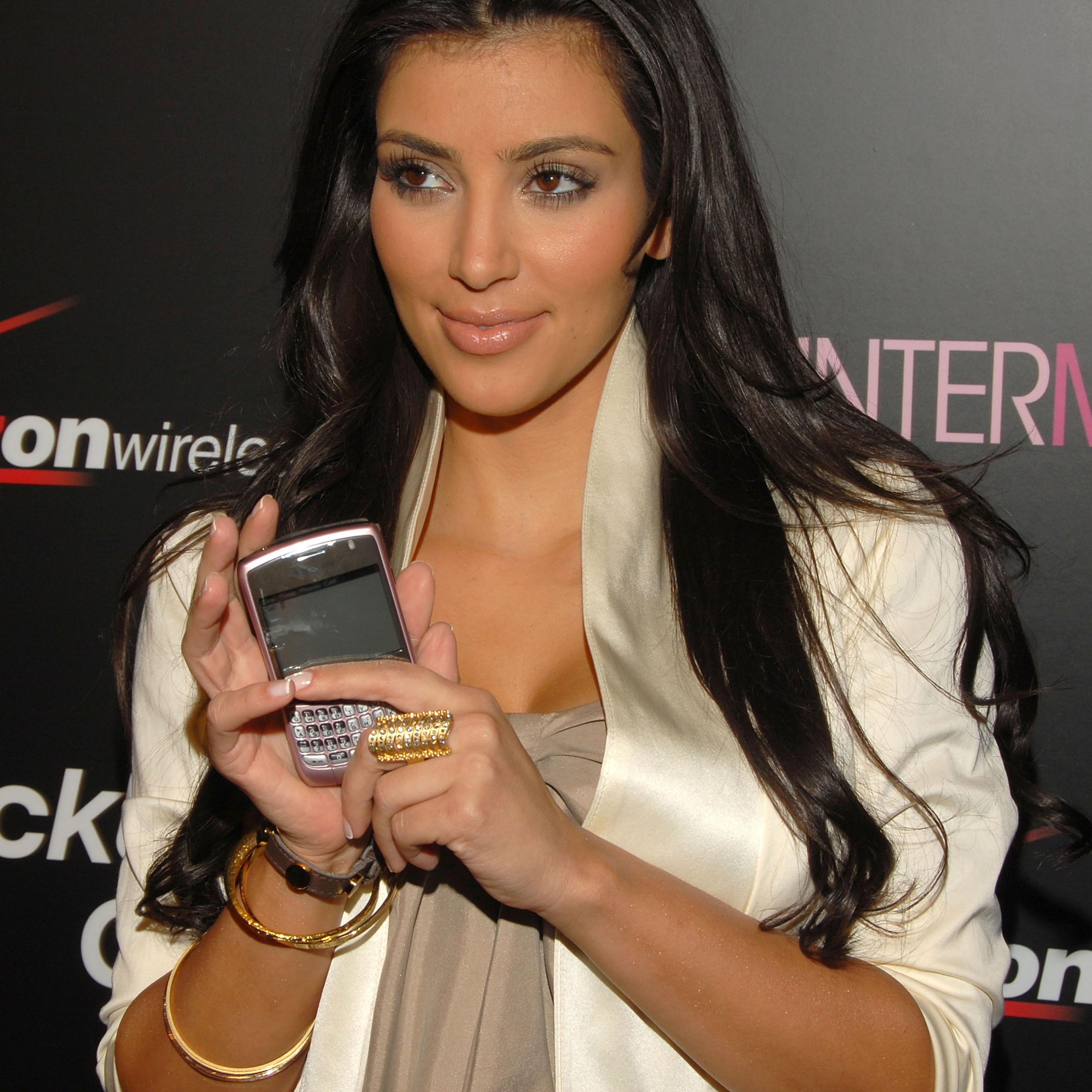 Verizon hosts an exclusive launch party for the Blackberry 8330 Pink Curve