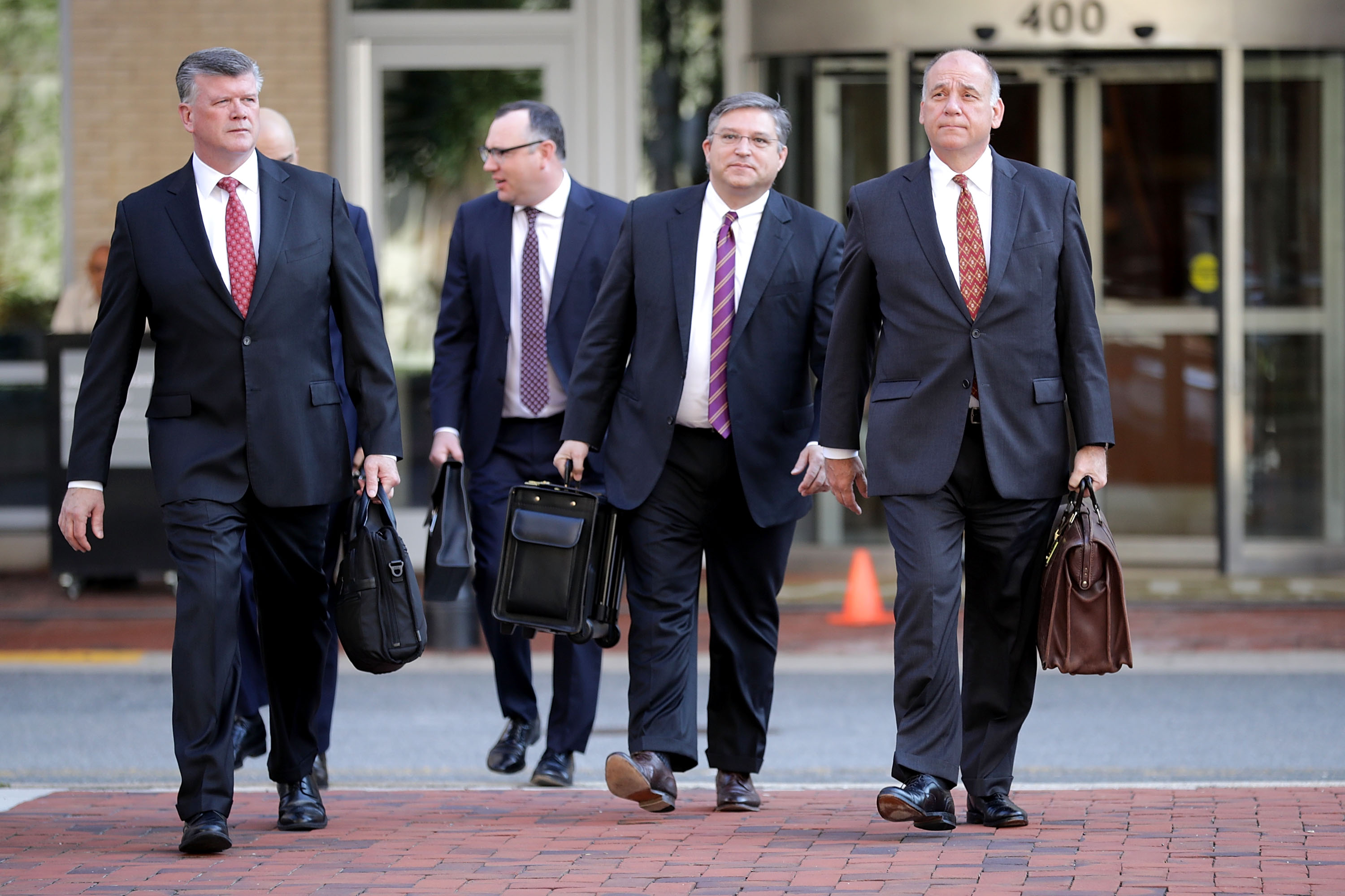 Manafort's defense team walk together