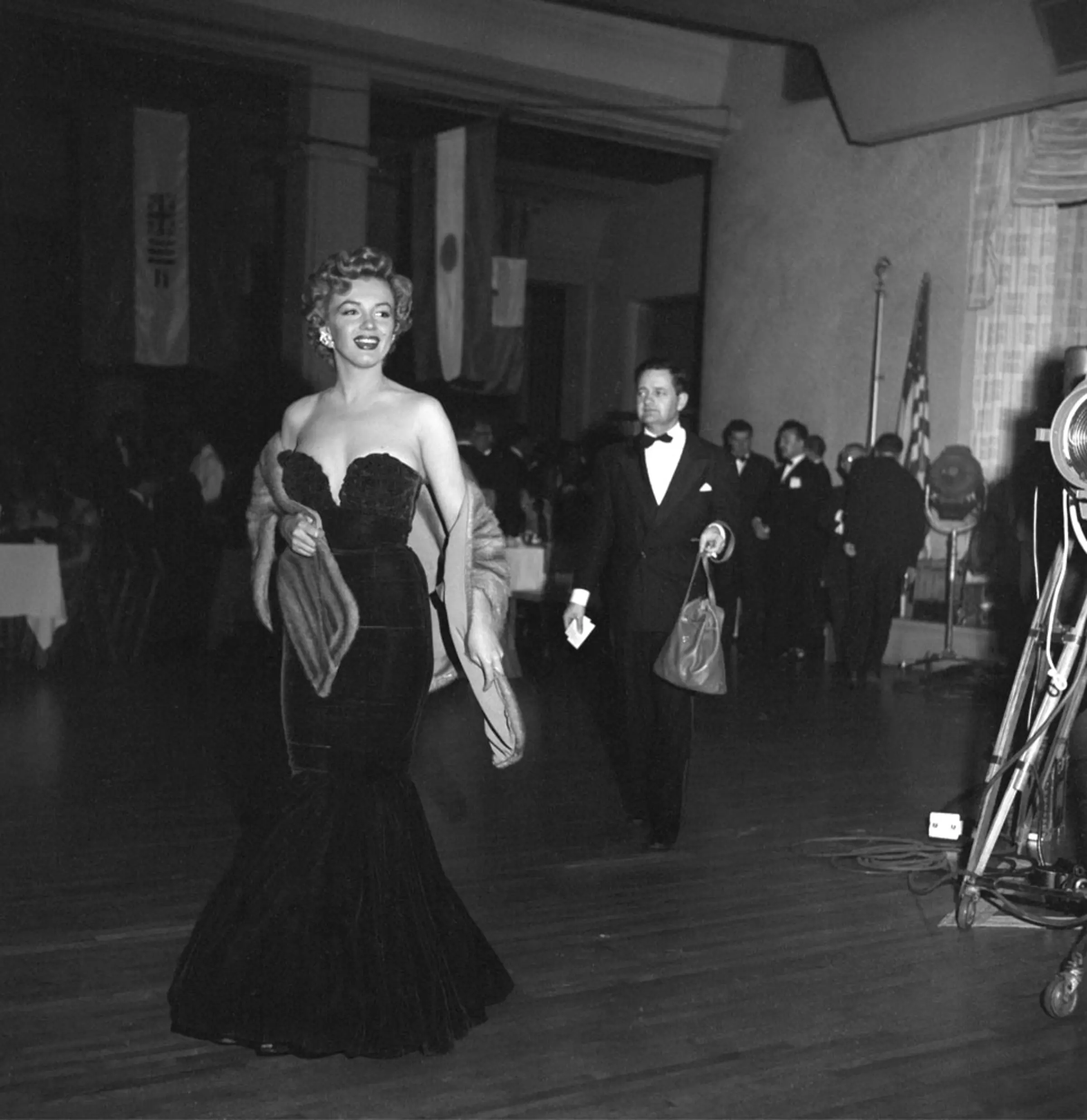 marilyn monroe black dress Iconic Dress: Monroe's tulle gown for Oscar Award Ceremony, 1951 Marilyn only ever attended one Oscar Award Ceremony and that was on March 29th 1951. Held at the Pantages she became one of the most popular sex symbols of the 1950s and early 1960s and was emblematic of the eras changing attitudes towards sexuality. Marilyn Monroe's Stunning Dress For