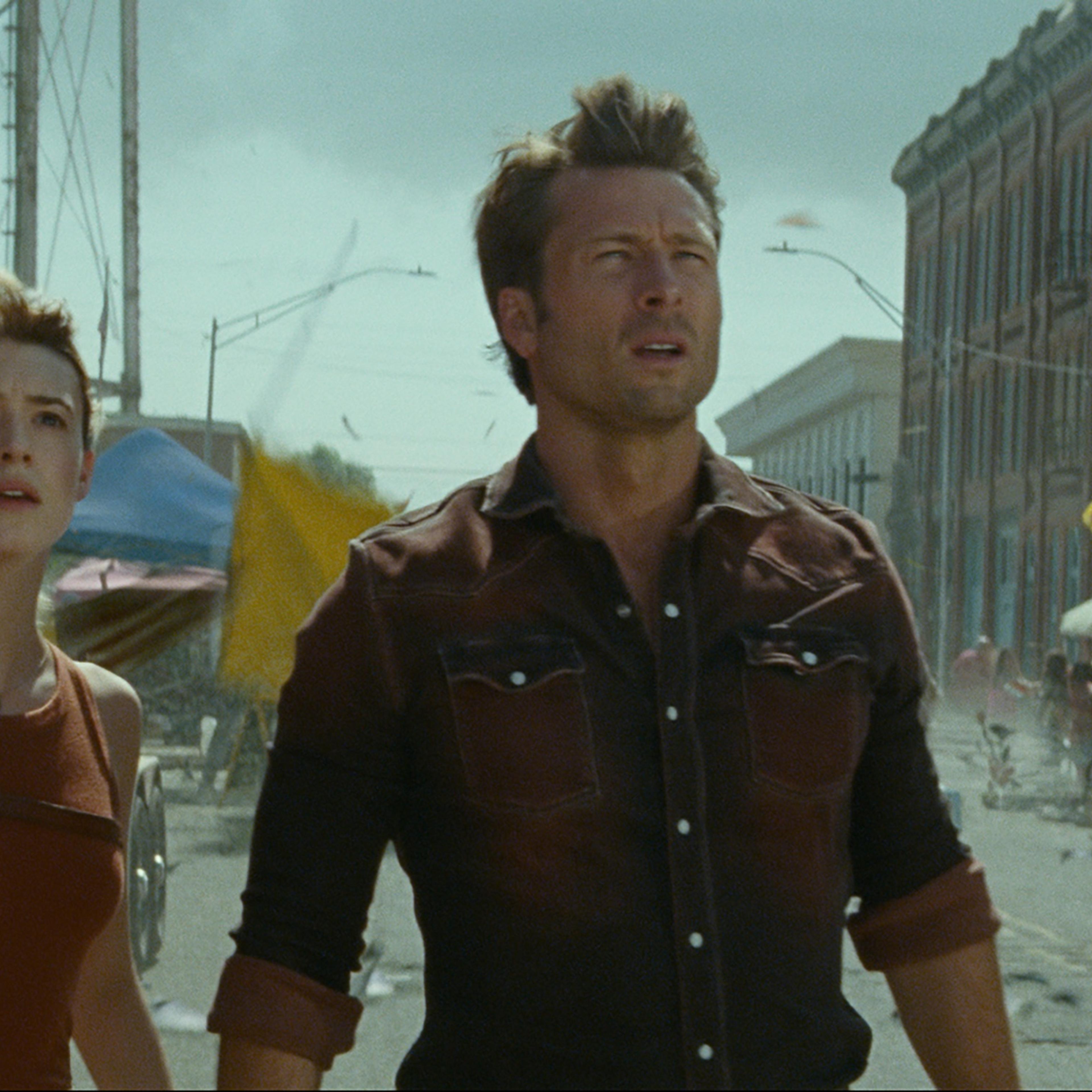 Kate (Daisy Edgar-Jones) and Tyler (Glen Powell) in 'Twisters'