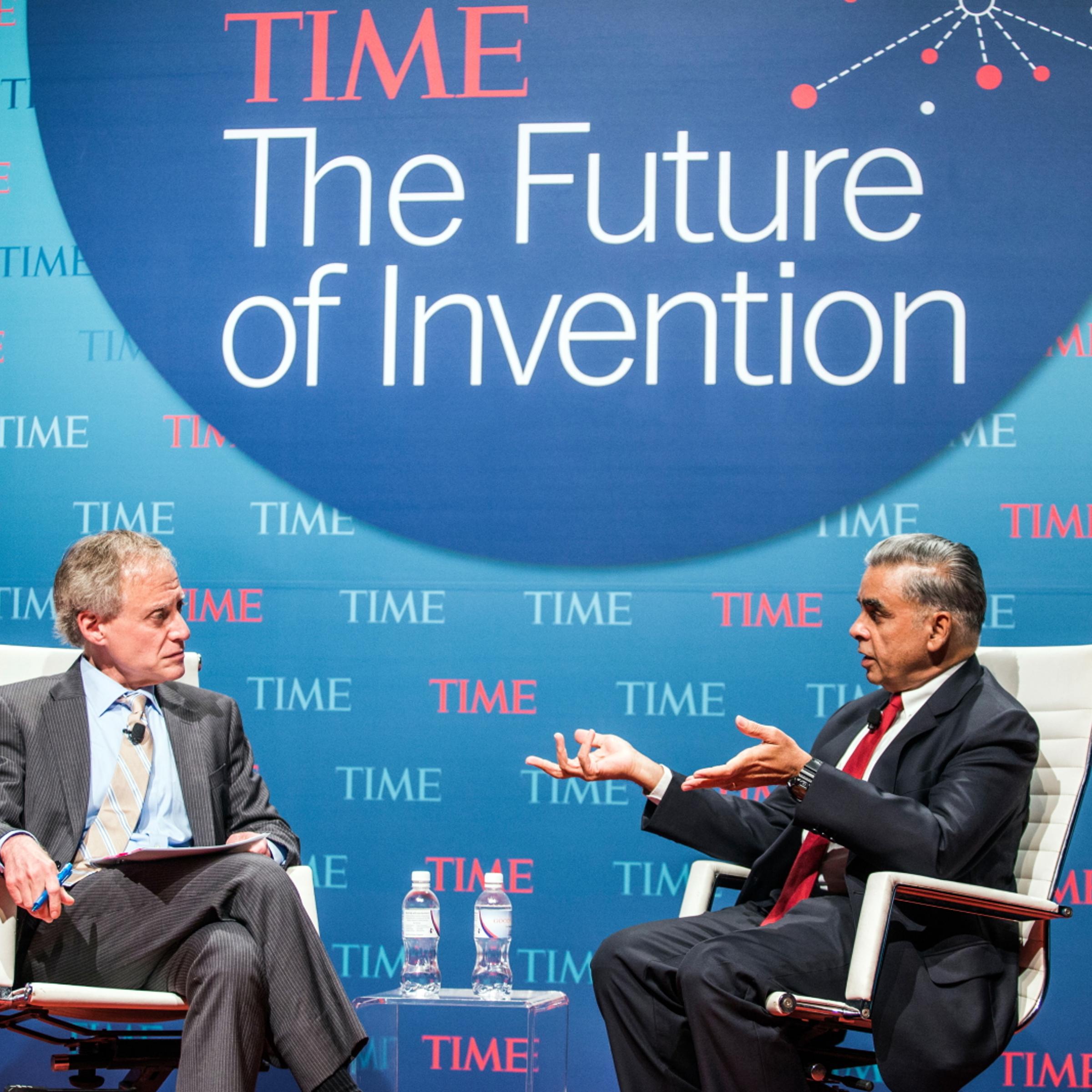 Jeffrey Kluger, Editor-at-Large, TIME (l) and Kishore Mahbubani, Dean of the Lee Kuan Yew School of Public Policy, National University of Singapore