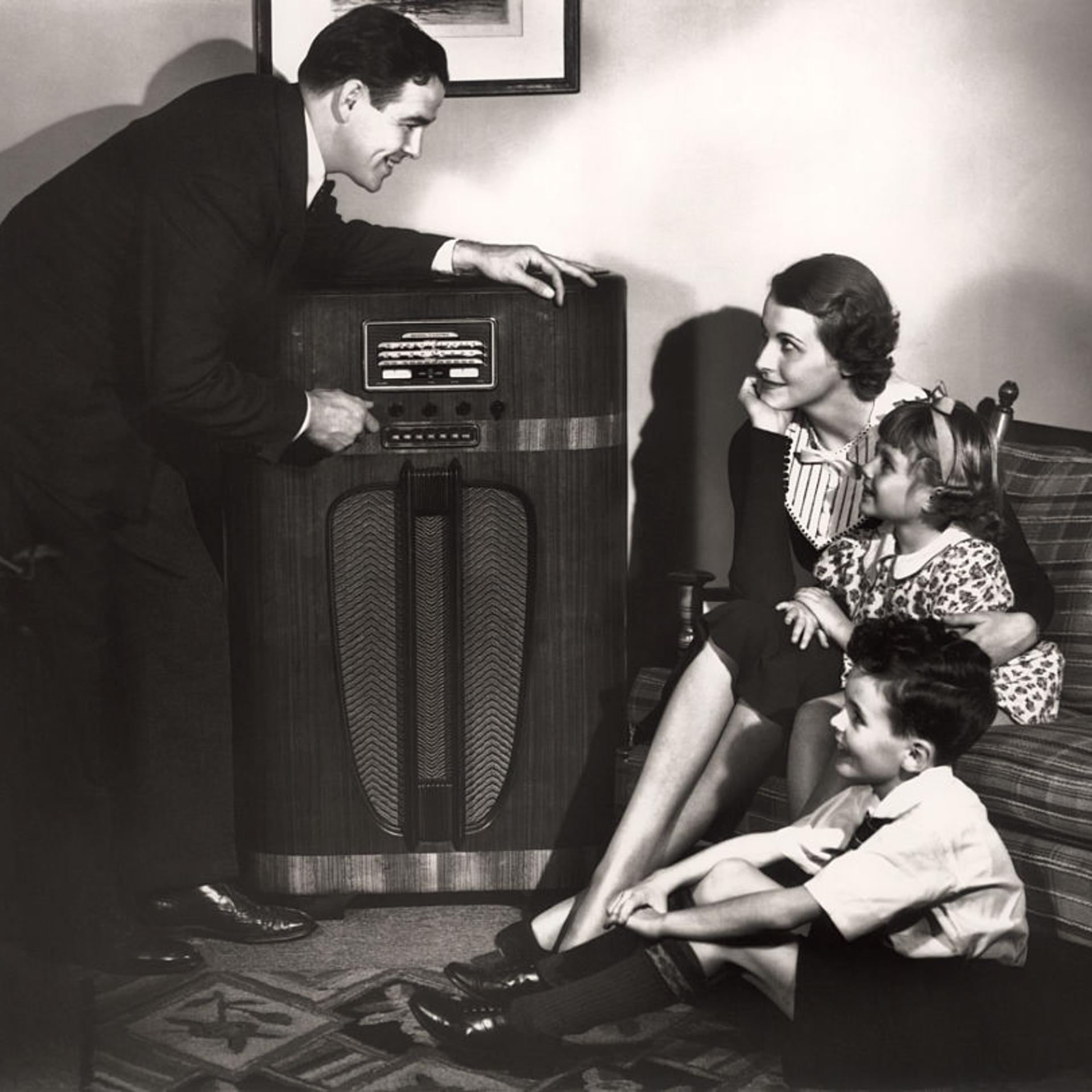 1930s UNIDENTIFIED FAMILY...