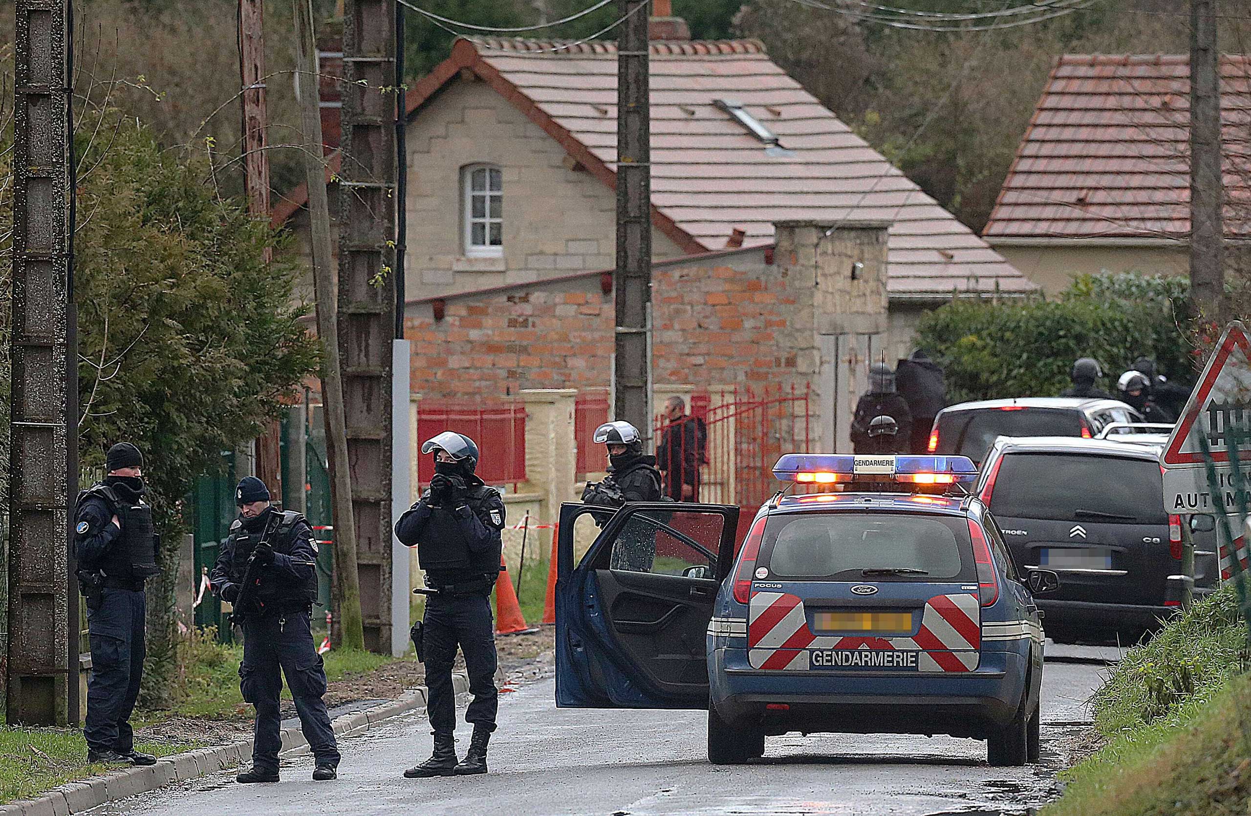 France Search for Paris Terrorists
