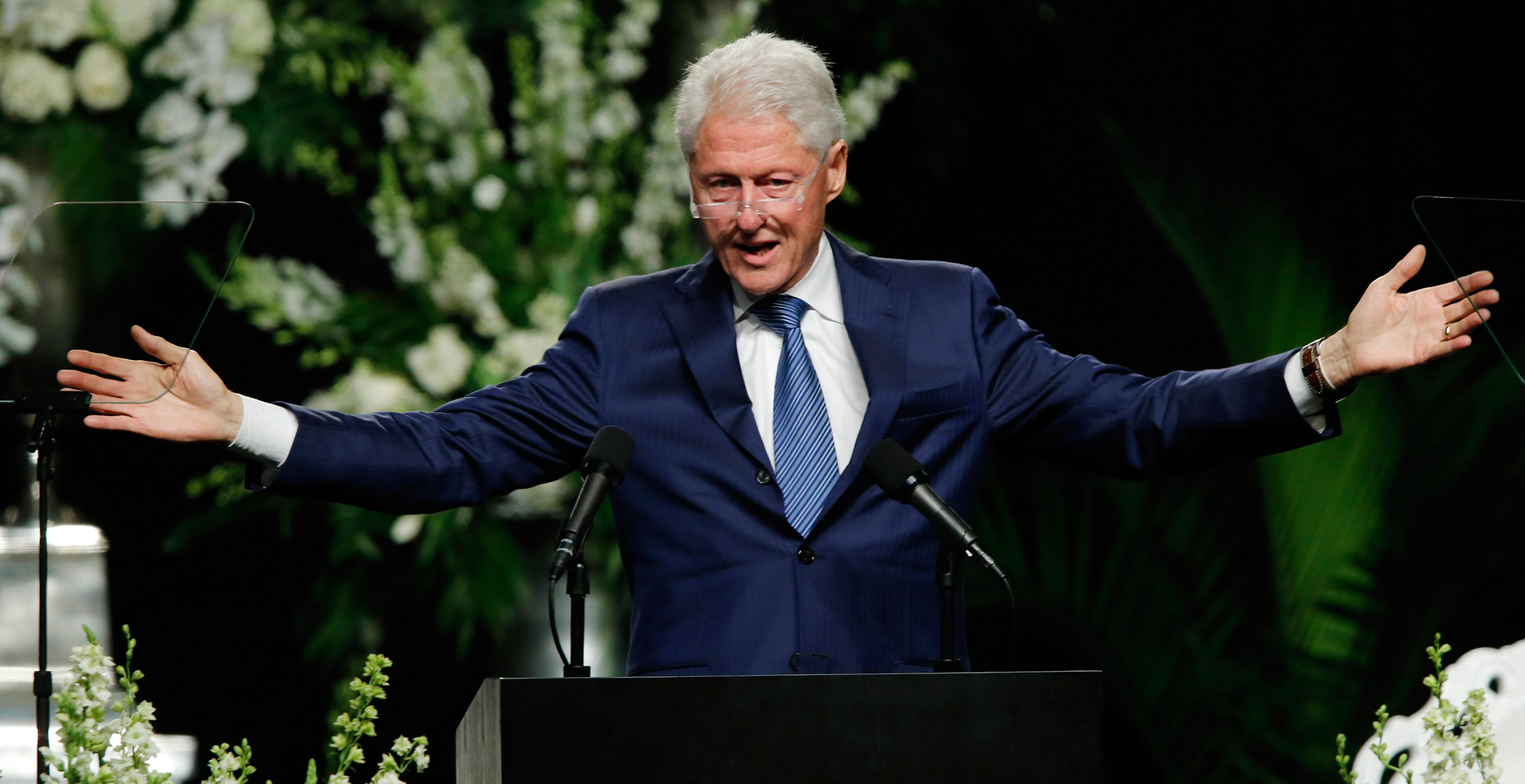 epa05356222 Former US President Bill Clinton delivers a eulogy during the Muhammad Ali funeral service at the KFC YUM! Center in Louisville, Kentucky, USA, 10 June 2016. Born Cassius Clay, boxing legend Muhammad Ali, dubbed as 'The Greatest,' died on 03 